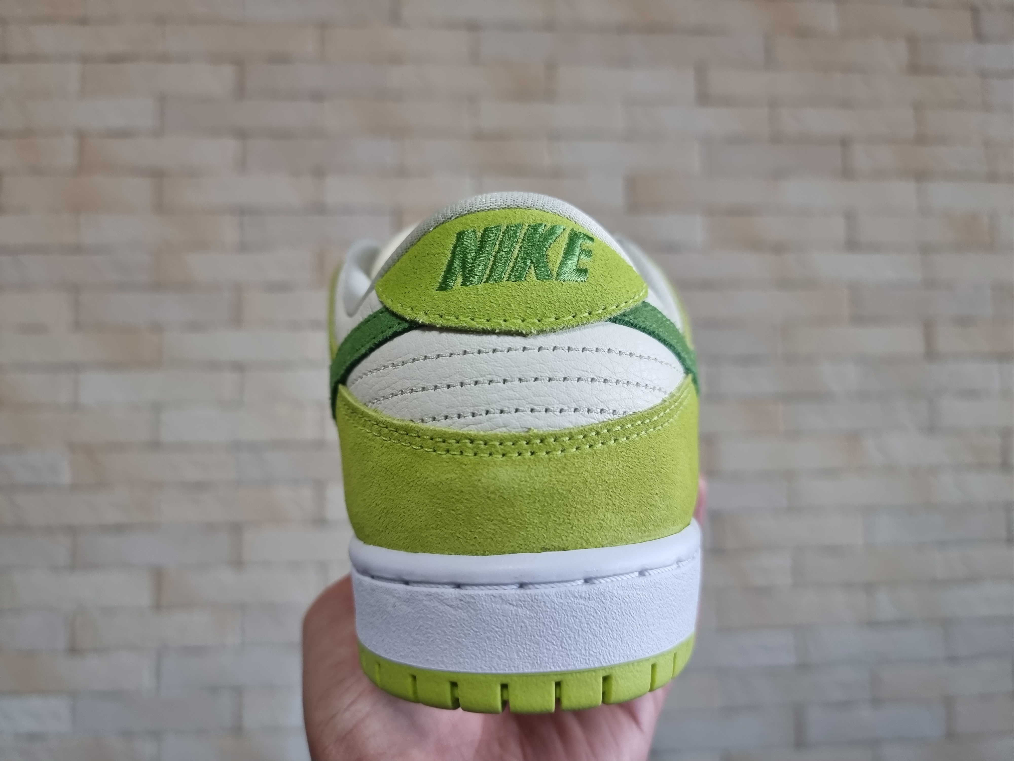 Nike SB Dunk Low Pro Sour Apple 착용 스타일 - 4