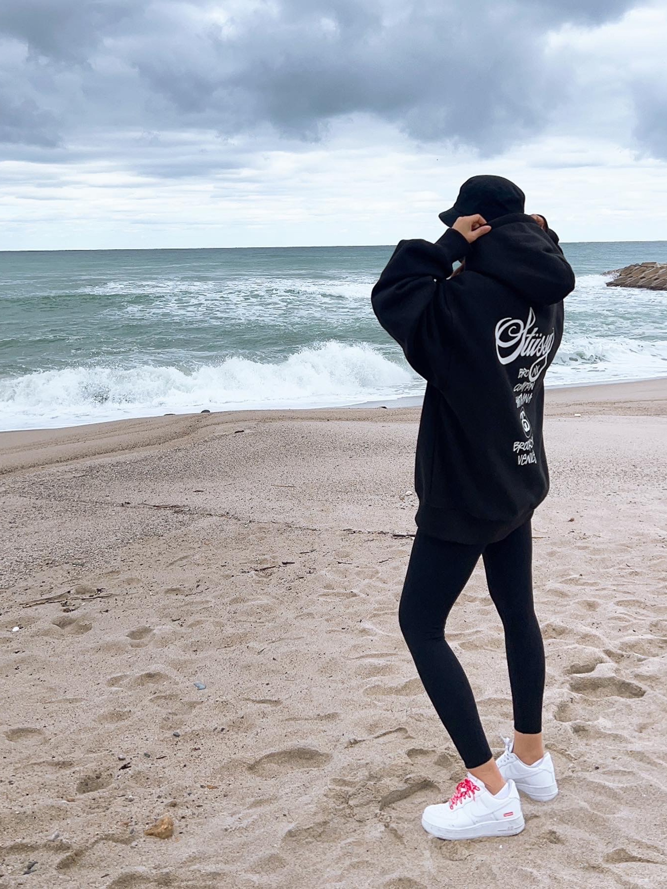 Nike x Supreme Air Force 1 Low White, Stussy World Tour Zip Hoodie Black 2022 착용 스타일 - 1