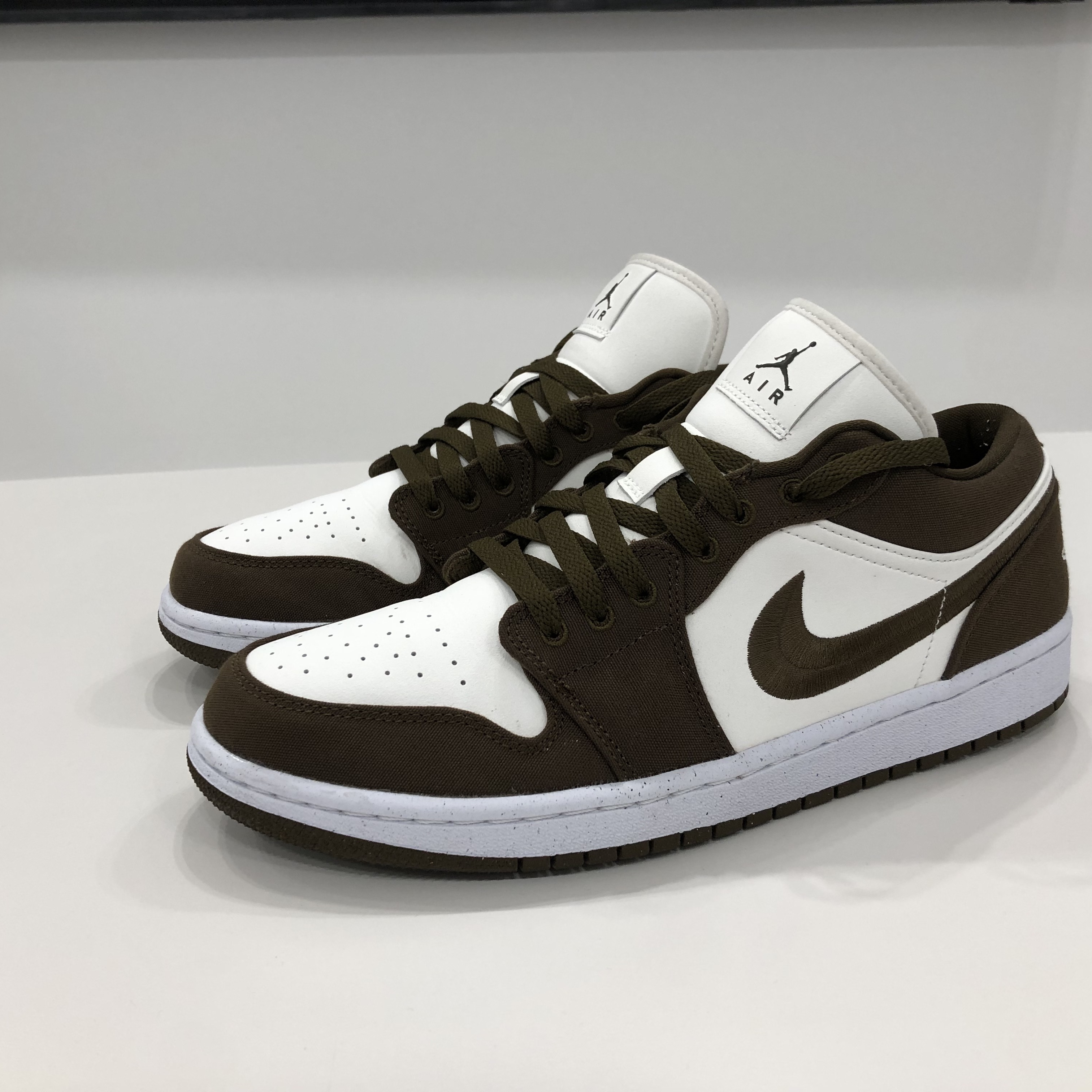 (W) Jordan 1 Low SE Light Olive 착용 스타일 - 1