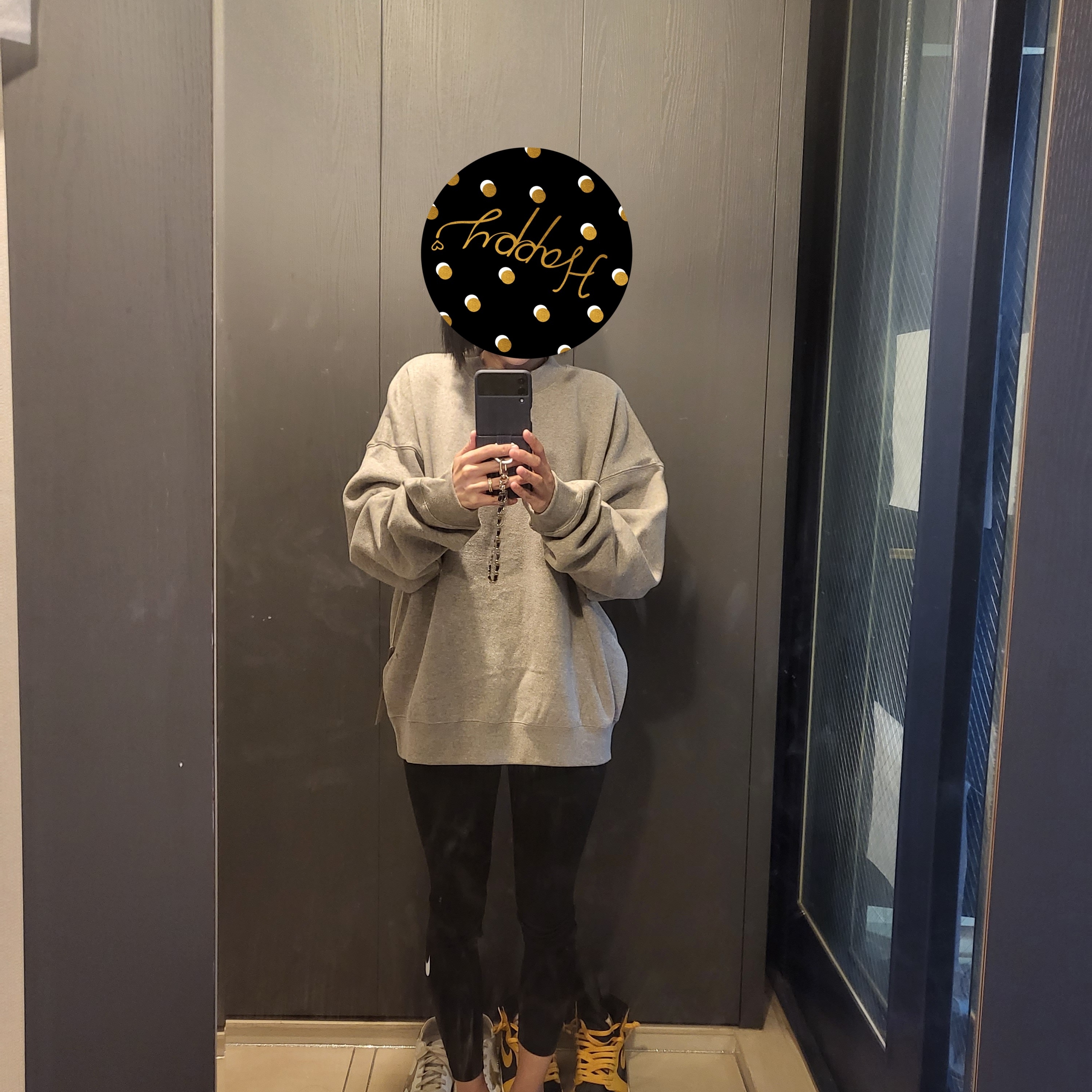 Essentials The Core Collection Crewneck Sweatshirt Dark Oatmeal 착용 스타일