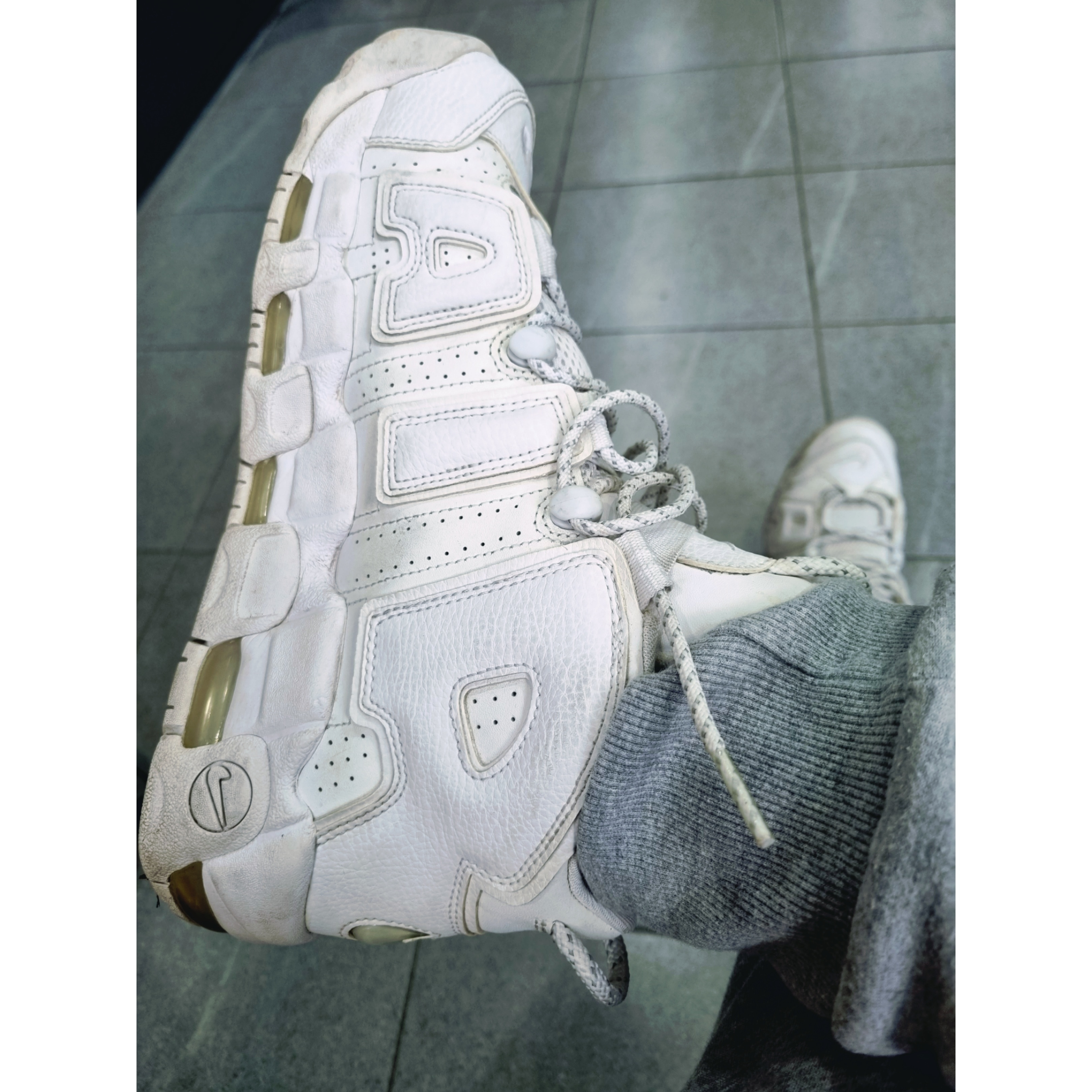 Nike Air More Uptempo Triple White 착용 스타일