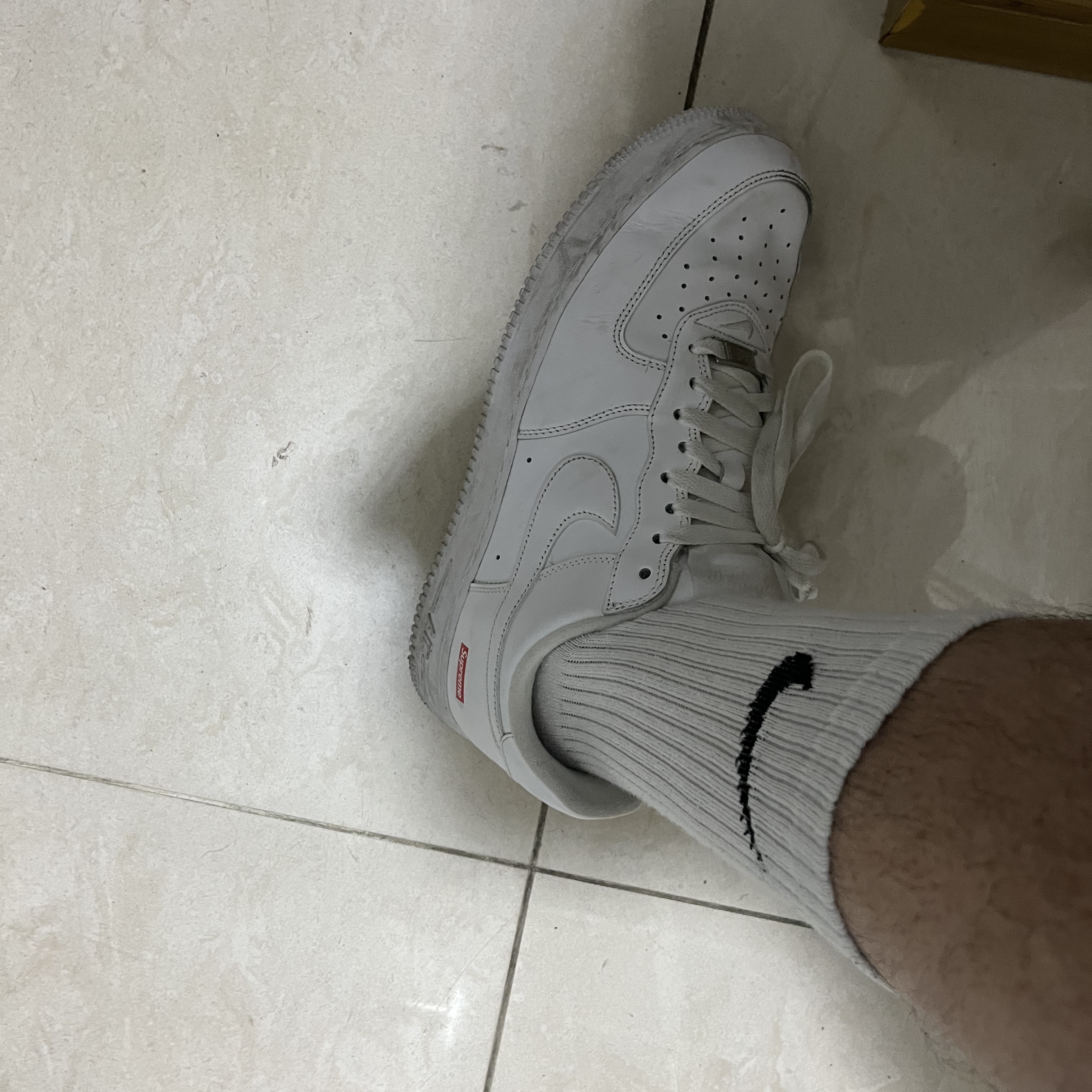 Nike x Supreme Air Force 1 Low White 착용 스타일 - 2