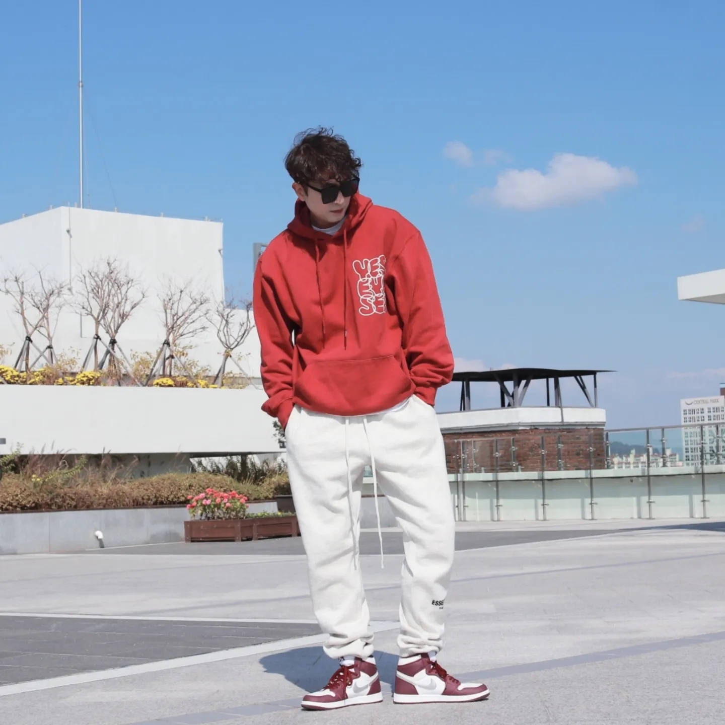 Essentials The Core Collection Sweatpants Light Oatmeal, Jordan 1 Retro High OG Bordeaux 착용 스타일 - 1