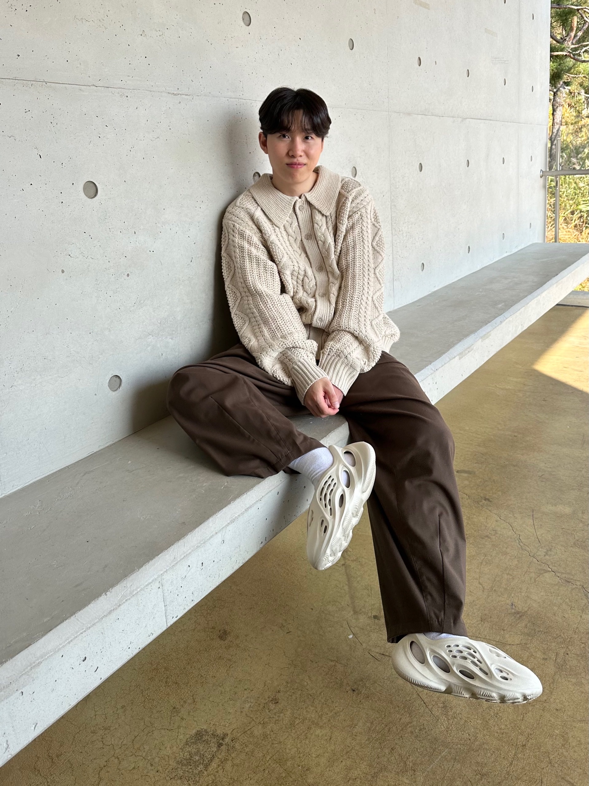 Adidas Yeezy Foam RNNR Sand 착용 스타일
