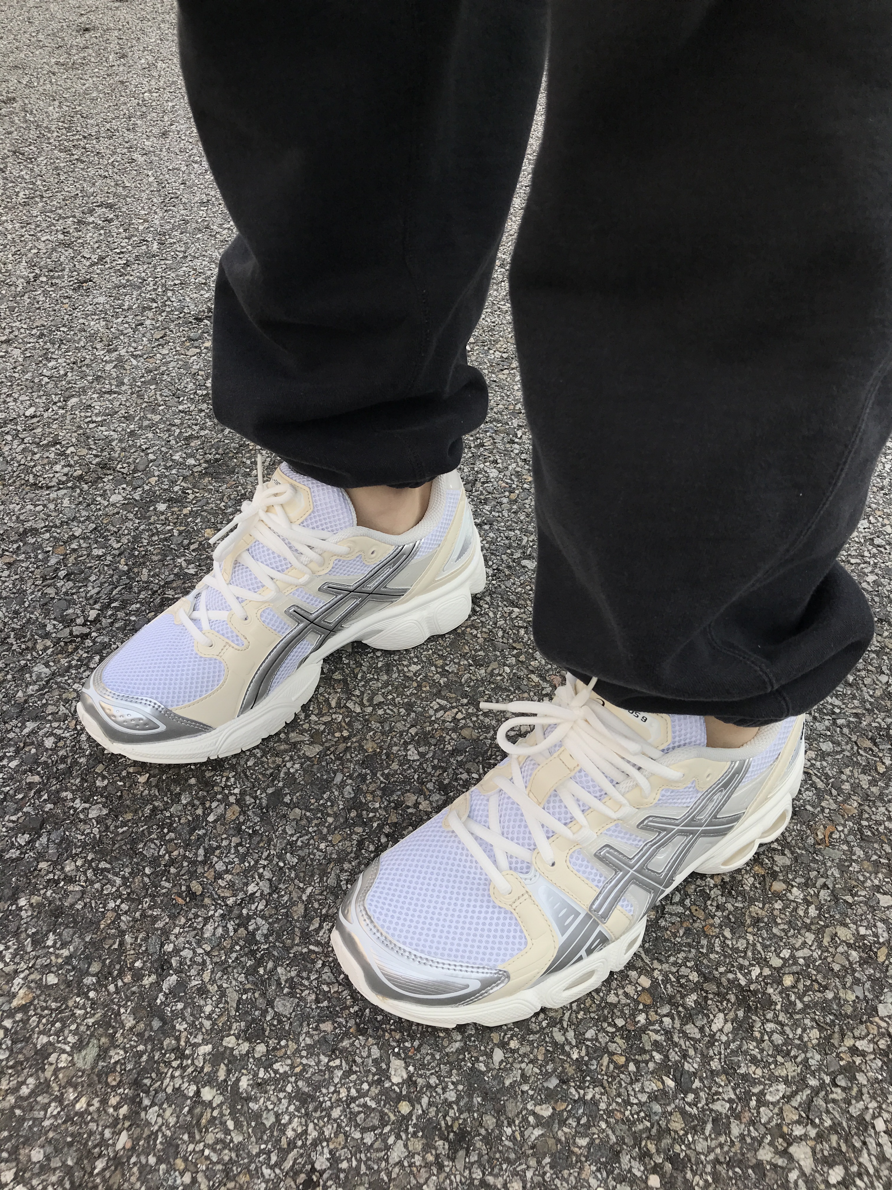 Asics x Wind and Sea Gel-Nimbus 9 White Pure Silver, Asics x JJJJound Gel-Kayano 14 Silver White 착용 스타일 - 1