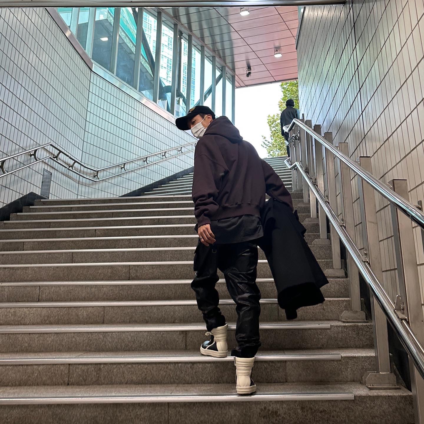Undermycar Perdition Oglavaeil Hoodie Ox Blood - 22FW, Undermycar Majanne Multi Button Oversized Wool Coat Black Oyster - 21FW 착용 스타일 - 4