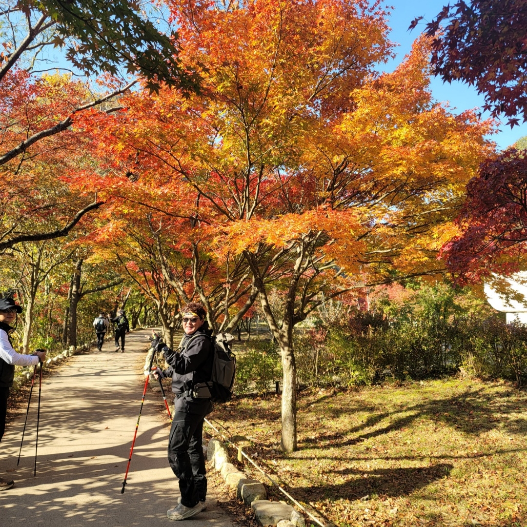 Arc'teryx Beta Jacket Black, Hoka Kaha Gore-Tex Tan 착용 스타일
