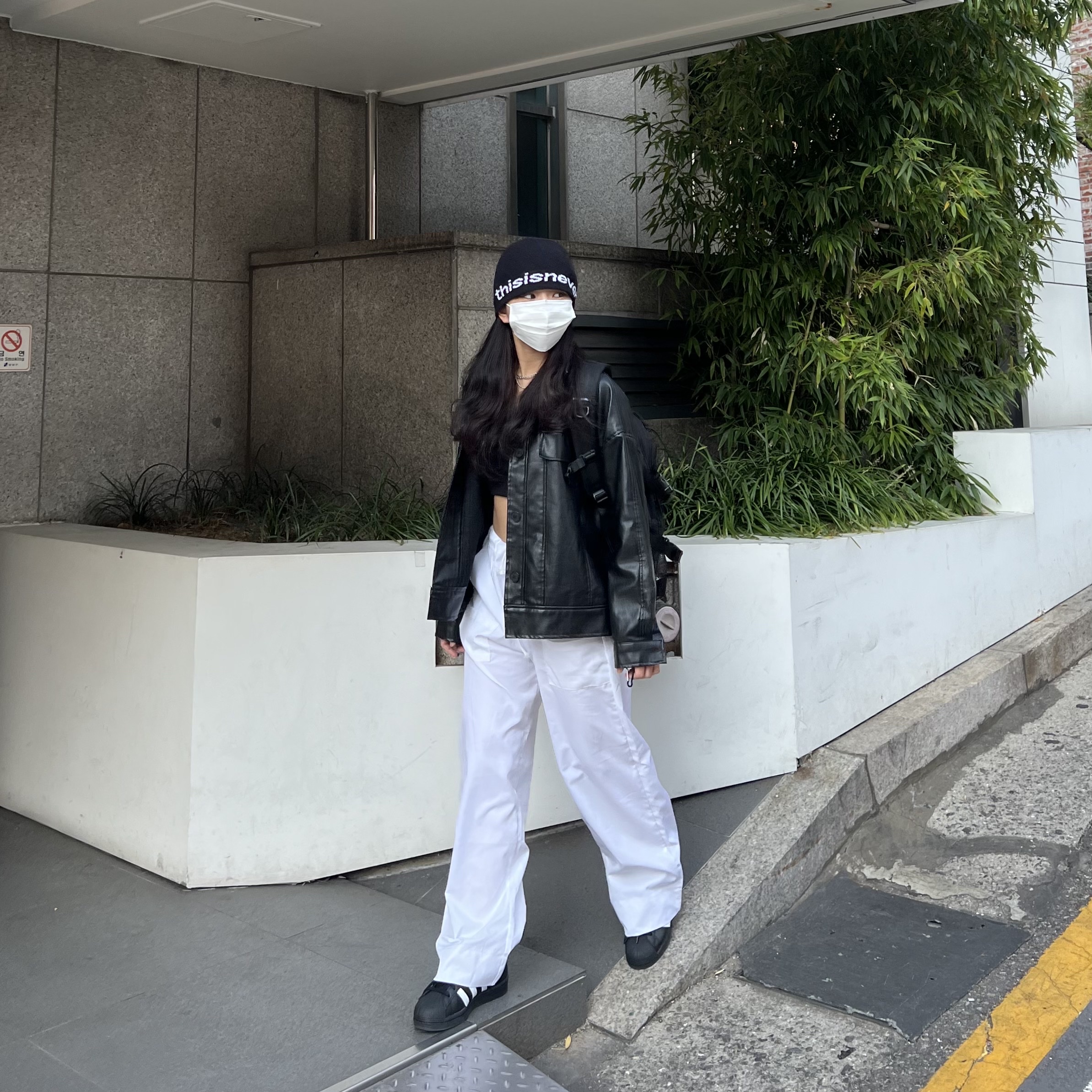 Adidas Superstar Core Black White 착용 스타일 - 2