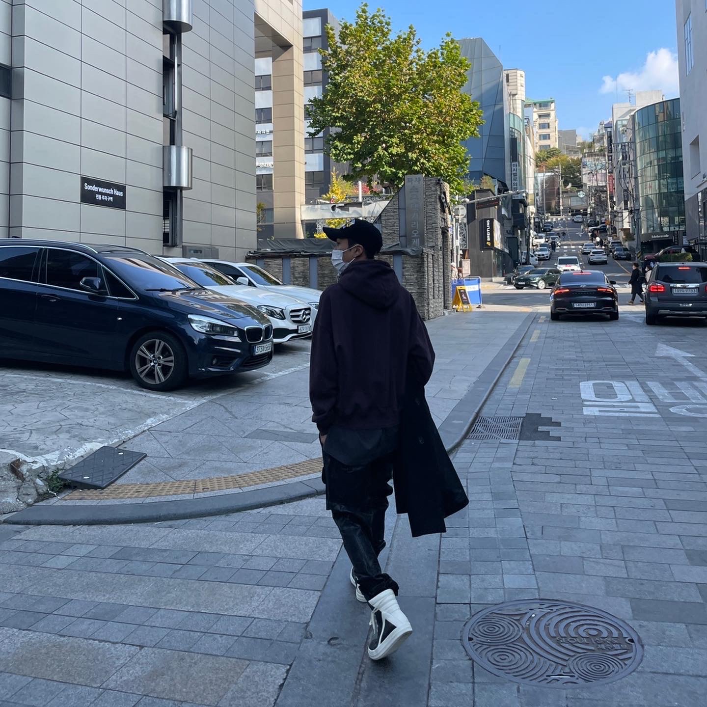 Undermycar Perdition Oglavaeil Hoodie Ox Blood - 22FW, Undermycar Majanne Multi Button Oversized Wool Coat Black Oyster - 21FW 착용 스타일 - 3