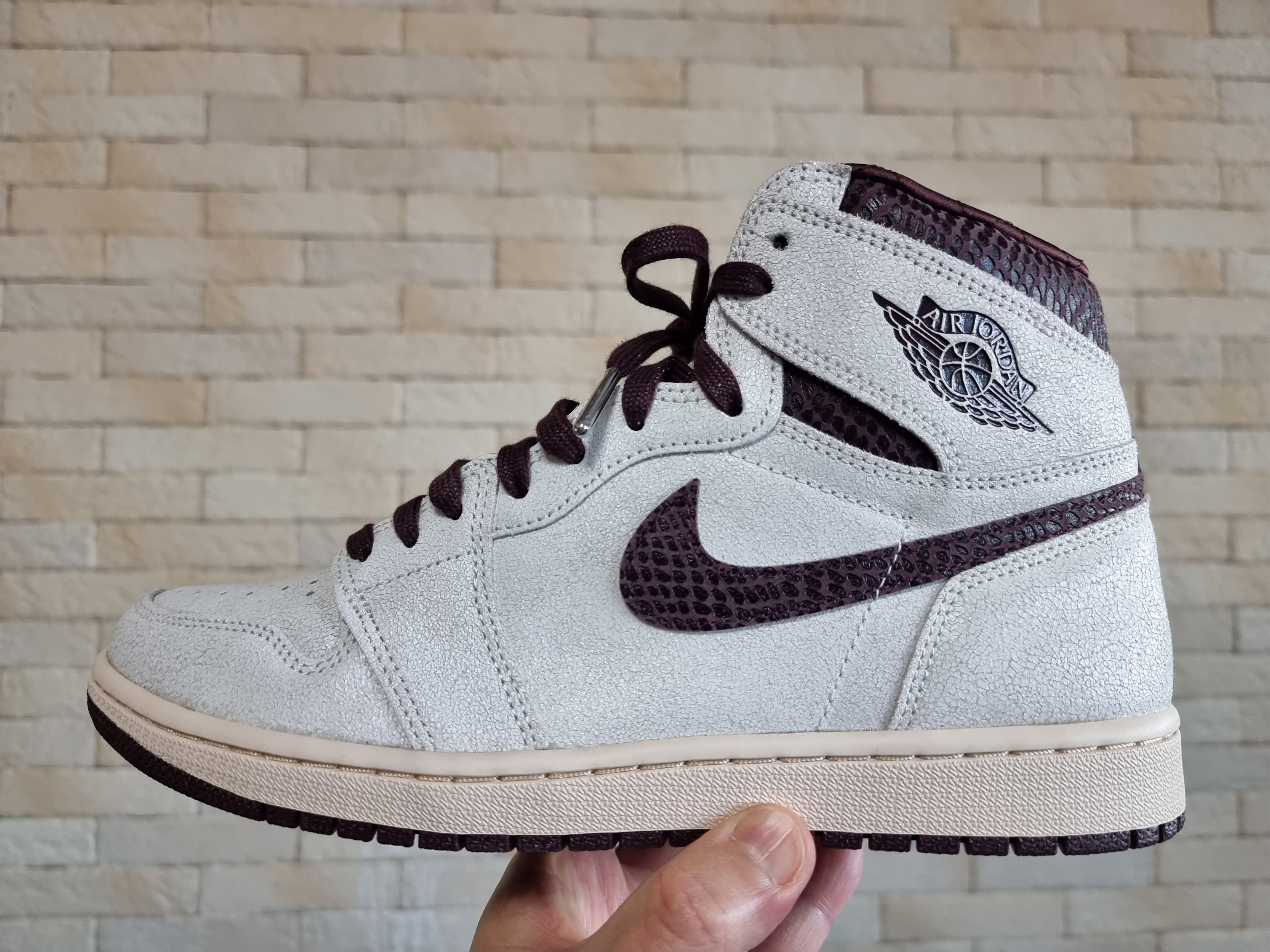 Jordan 1 x A Ma Maniere Retro High OG SP Sail and Burgundy 착용 스타일 - 3