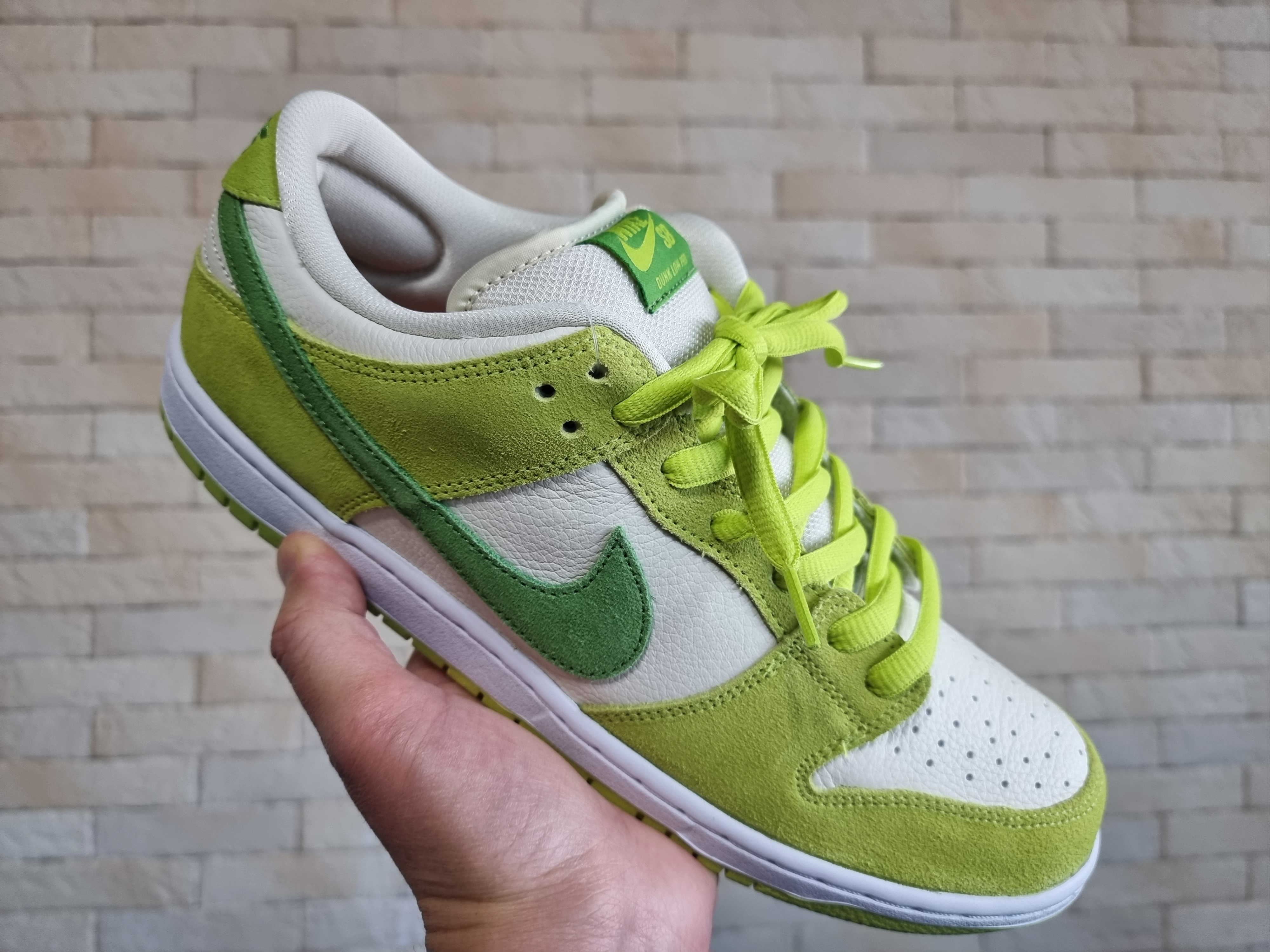 Nike SB Dunk Low Pro Sour Apple 착용 스타일 - 3