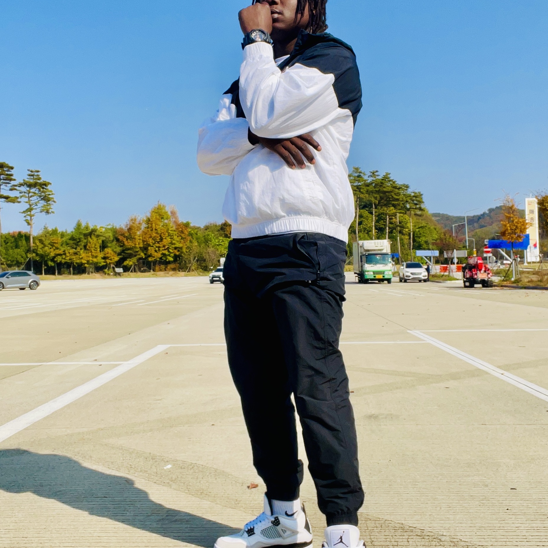 Jordan 4 Retro White and Black 착용 스타일 - 4