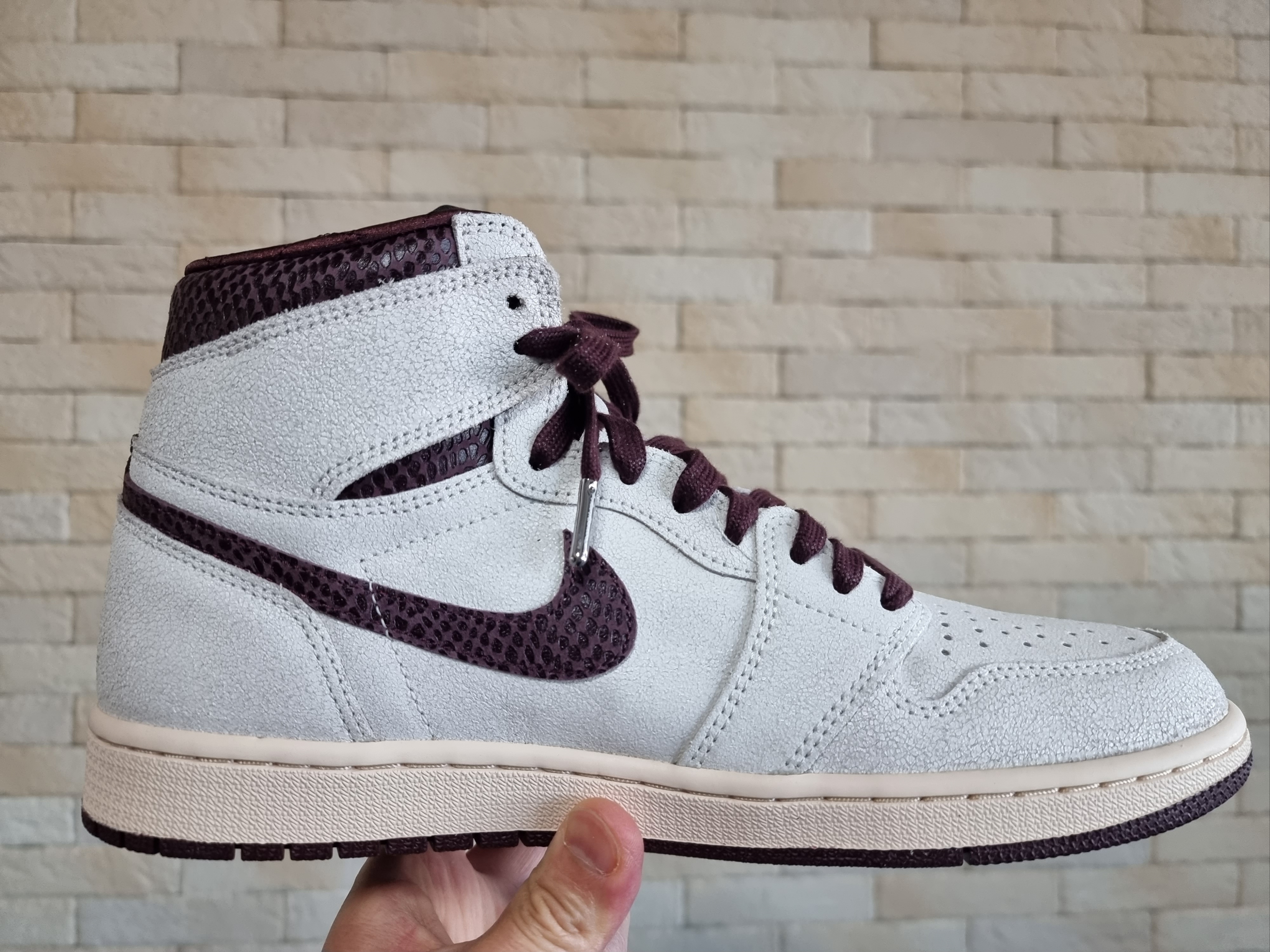 Jordan 1 x A Ma Maniere Retro High OG SP Sail and Burgundy 착용 스타일 - 2
