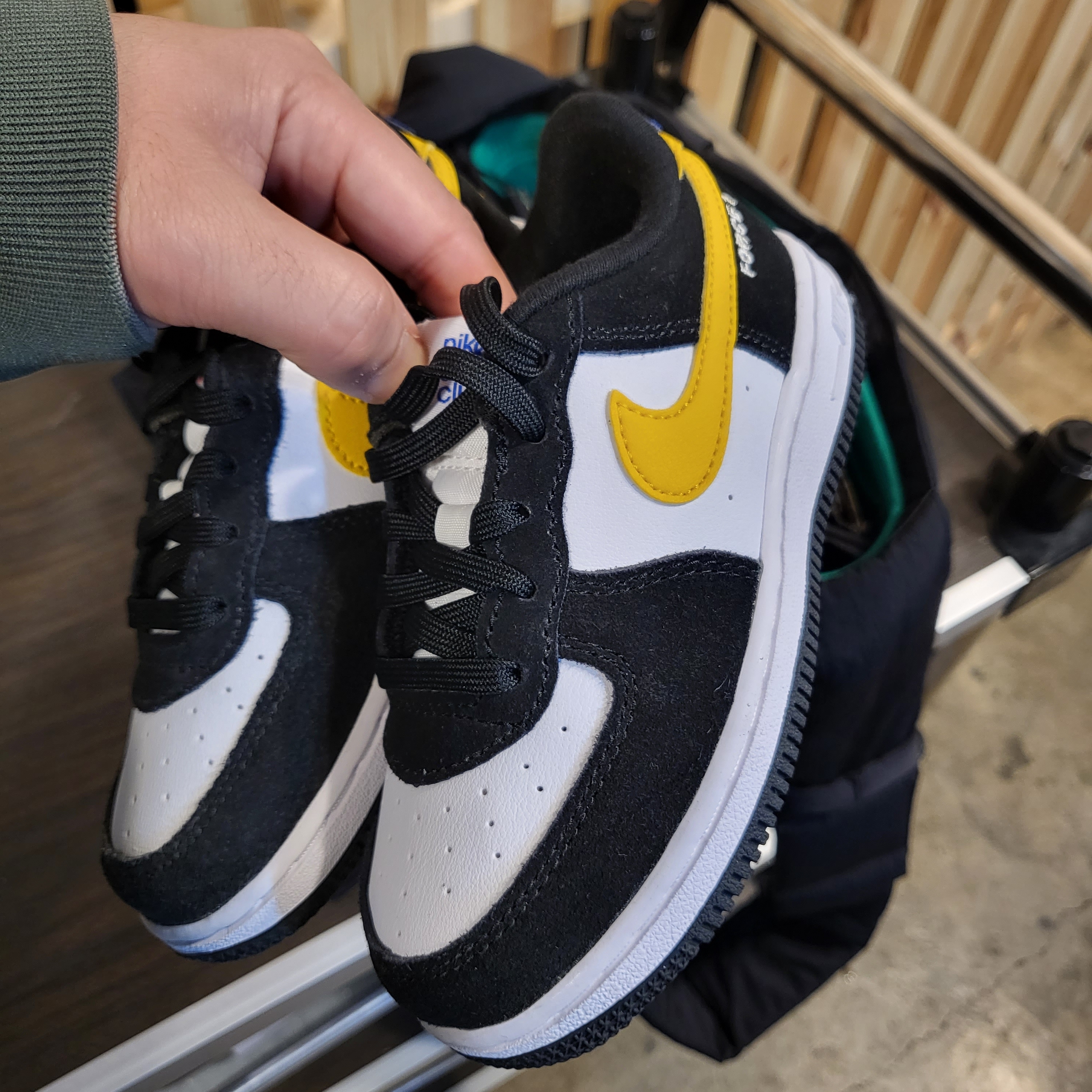 (TD) Nike Force 1 LV8 Athletic Club Black Dark Sulfur 착용 스타일