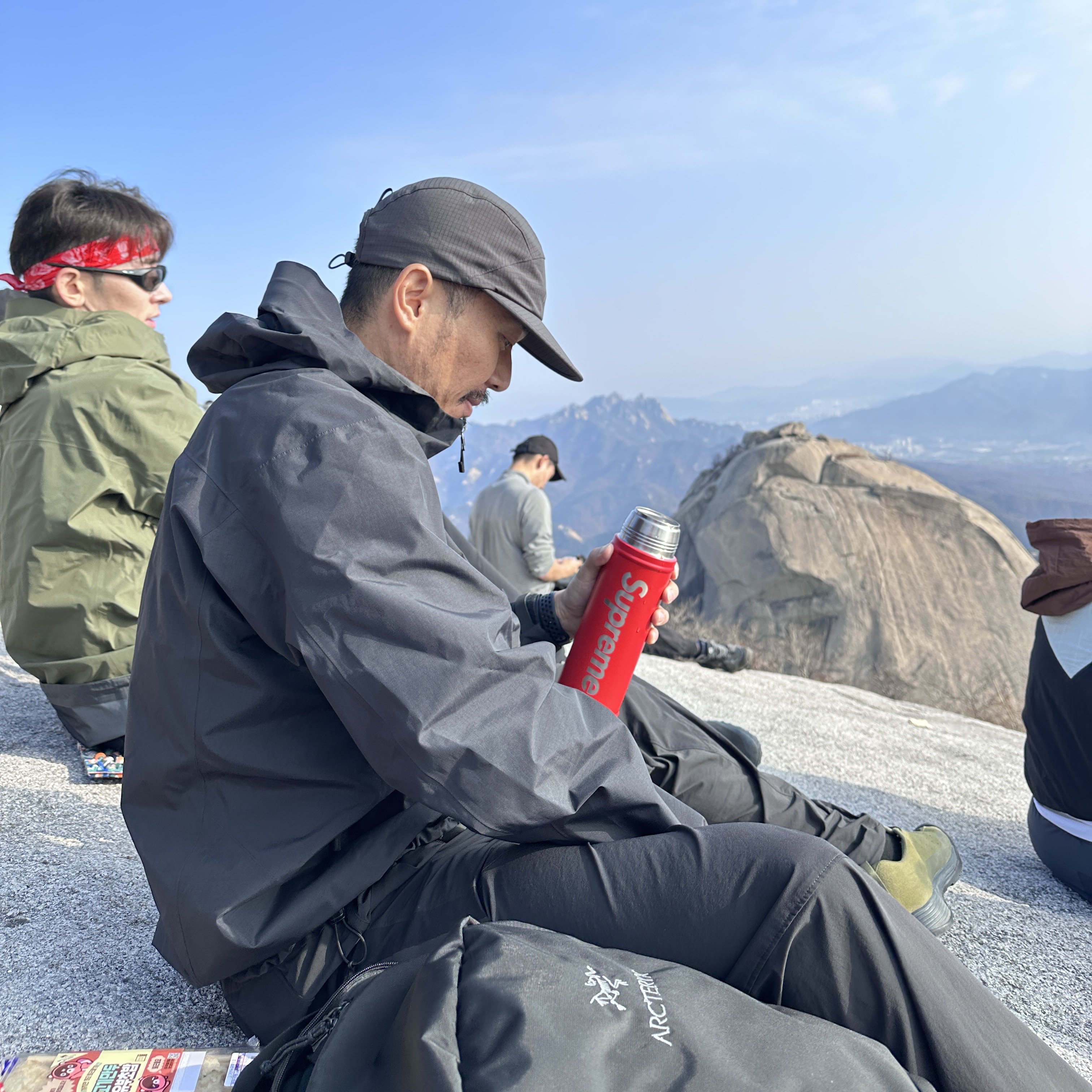 Arc'teryx Beta LT Jacket Tatsu, Apple Watch Ultra 49mm Titanium Case with M Alpine Loop Green (Korean Ver.) 착용 스타일 - 3