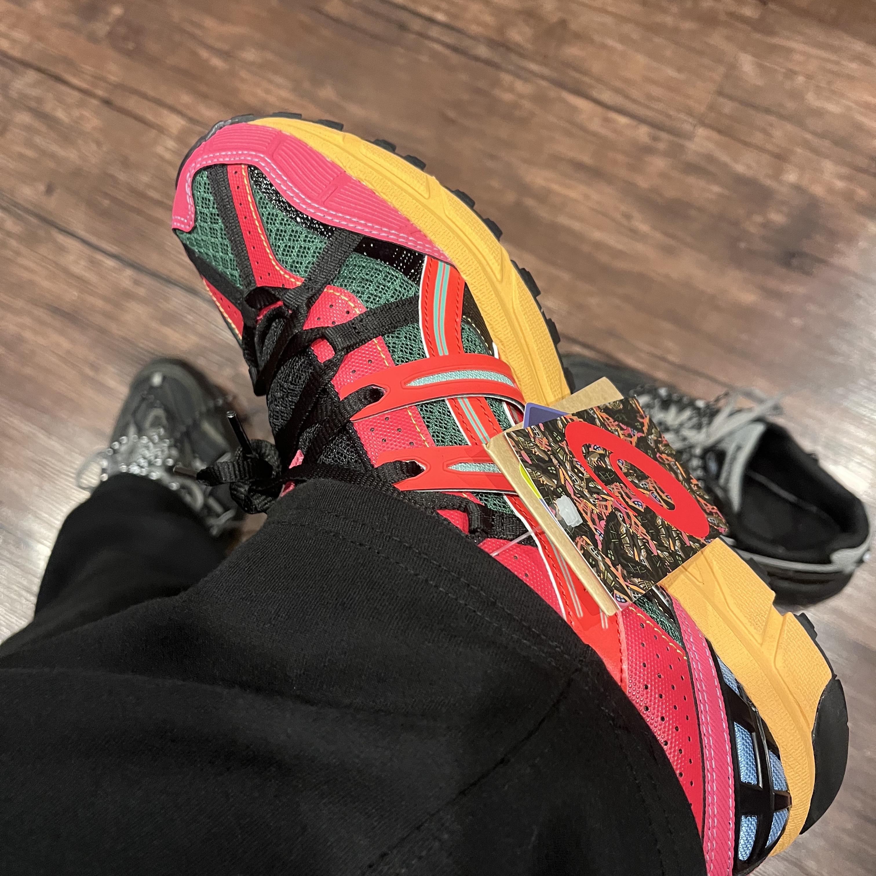 Asics x Andersson Bell Gel-Sonoma 15-50 Bright Rose Evergreen, Asics x Andersson Bell Gel-1090 Black Silver 착용 스타일 - 1