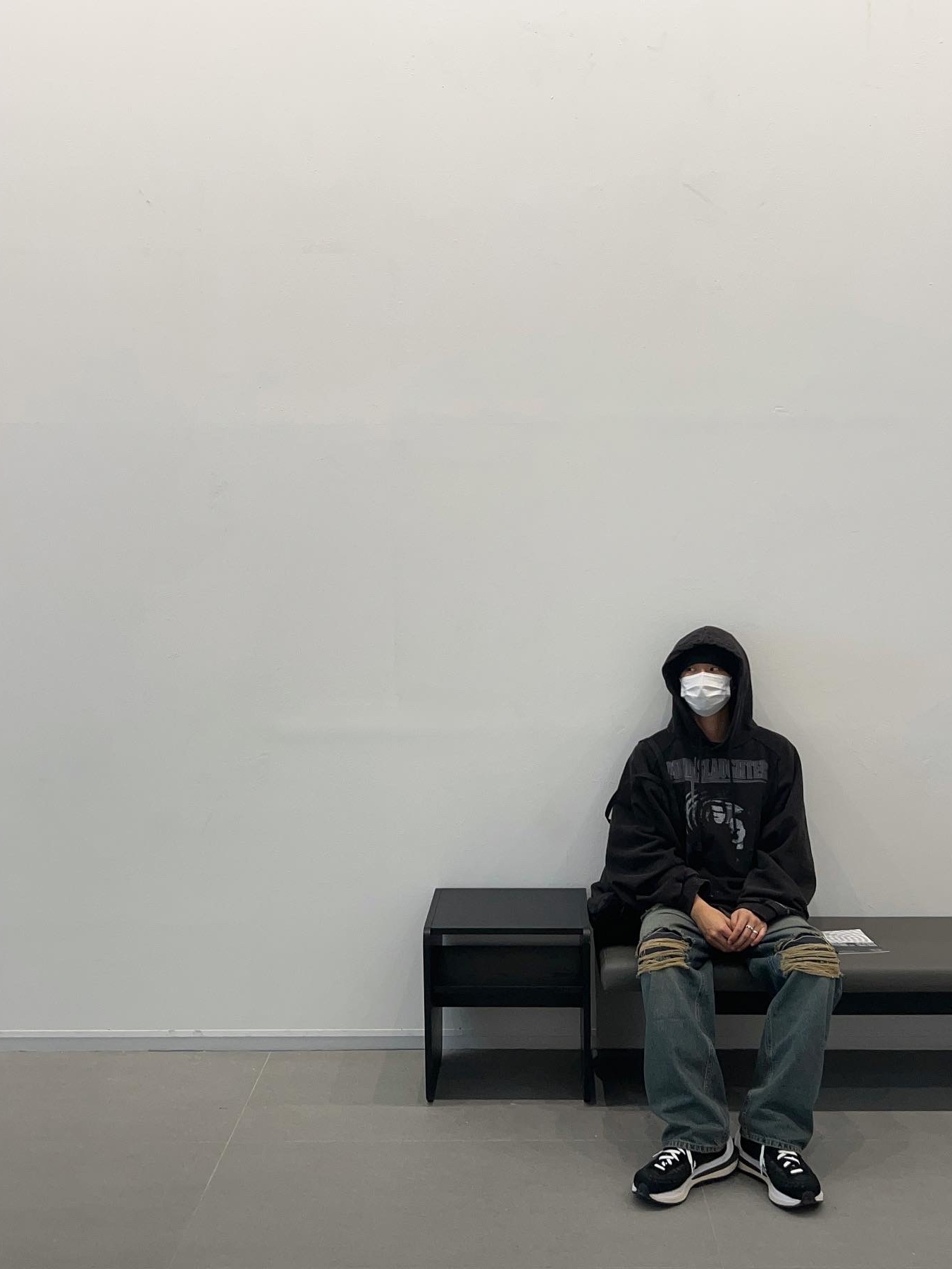 Stussy Debossed Stock Logo Beanie Black, Nike x Sacai x Jean Paul Gaultier VaporWaffle Black White 착용 스타일 - 4