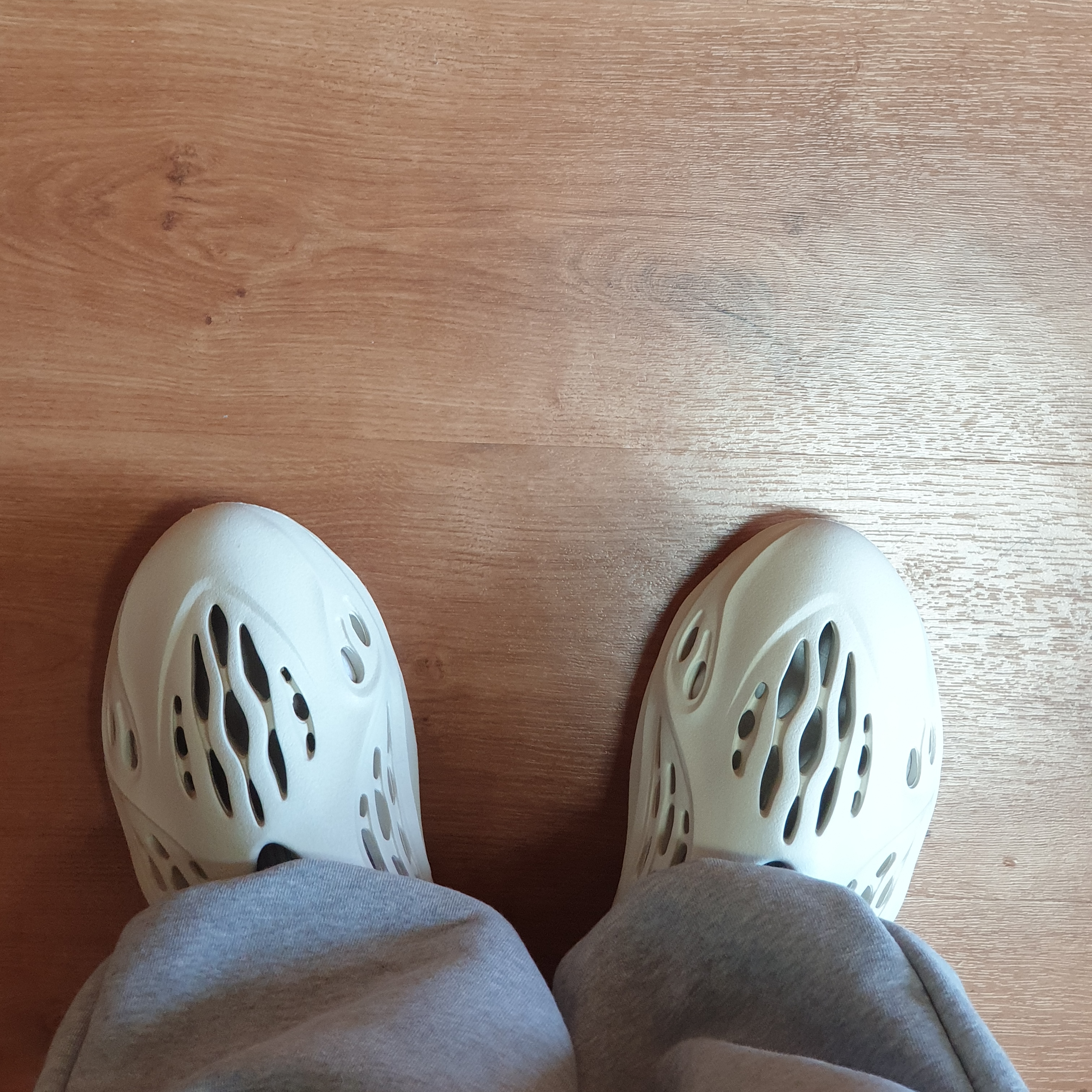Adidas Yeezy Foam RNNR Sand 착용 스타일