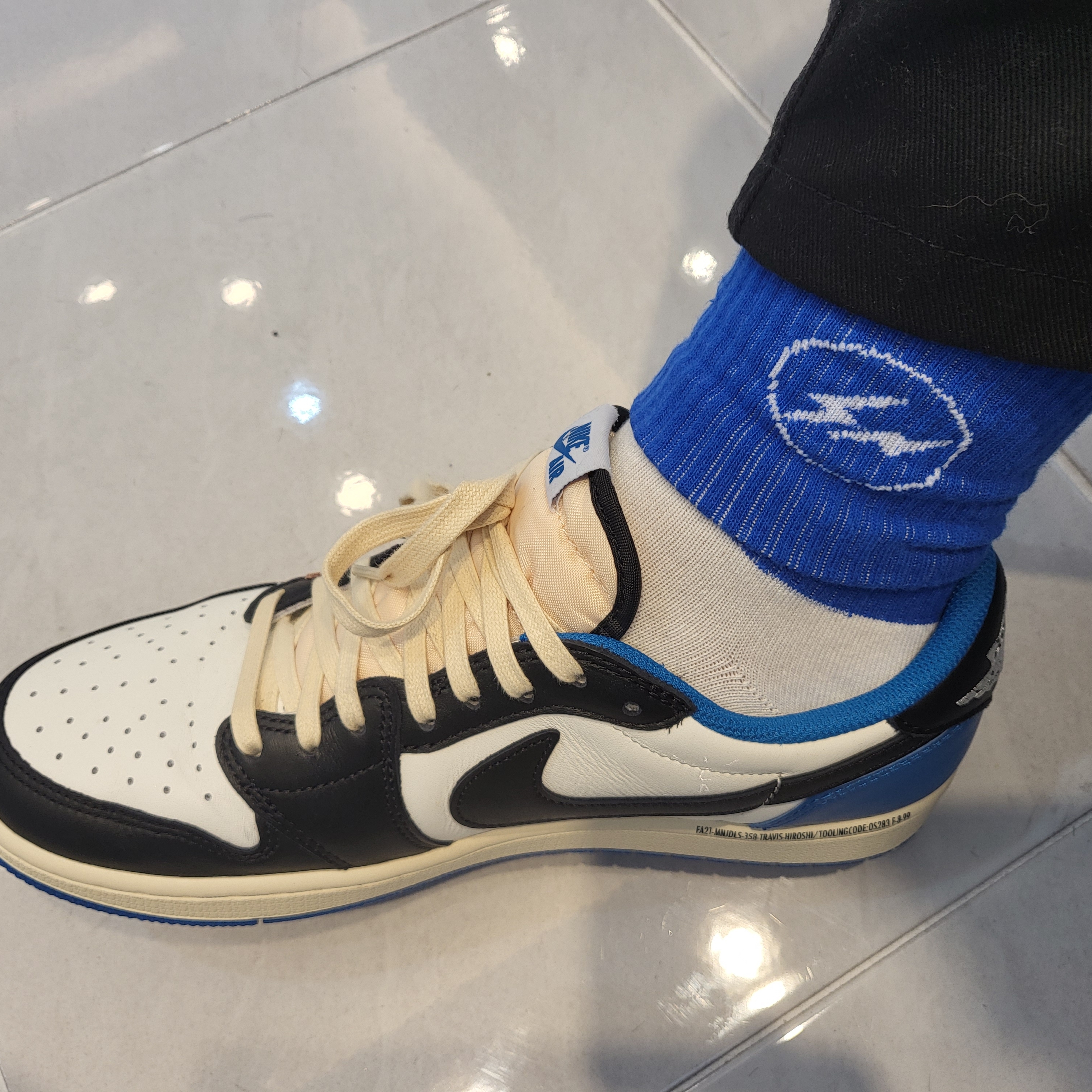 Nike x Travis Scott SB Dunk Low, Jordan 1 x Travis Scott x Fragment Retro Low OG SP Military Blue 착용 스타일 - 3