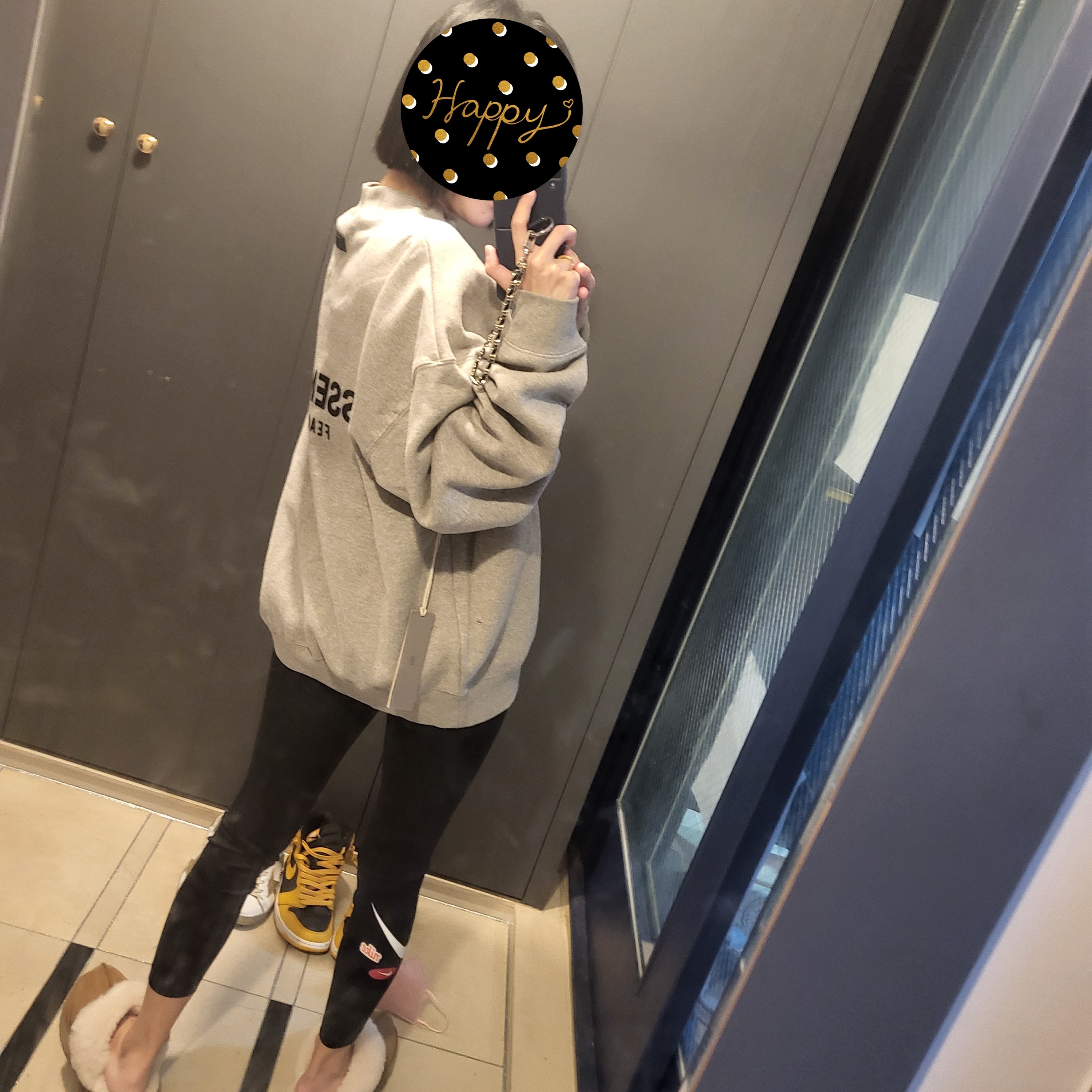 Essentials The Core Collection Crewneck Sweatshirt Dark Oatmeal 착용 스타일