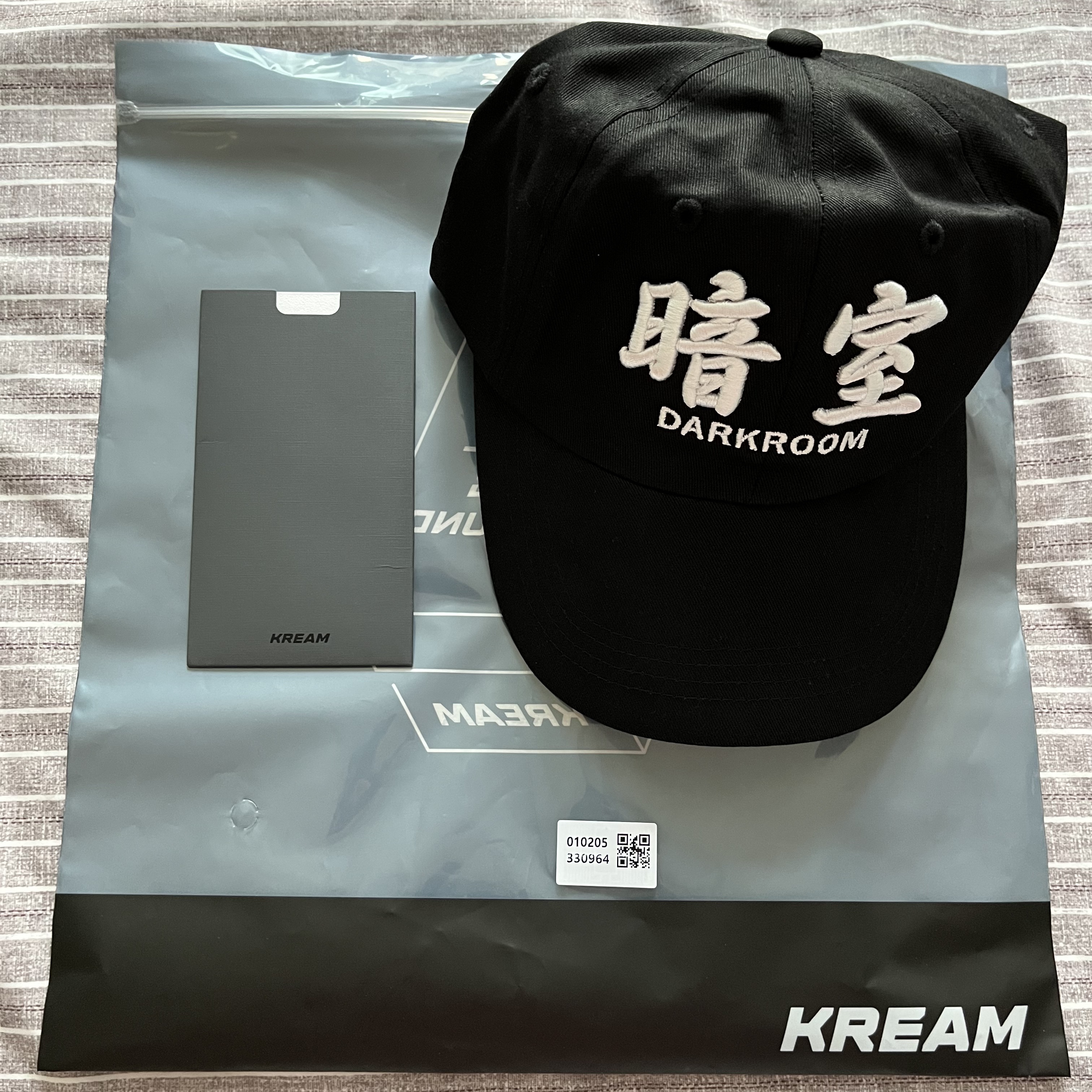 Darkr8m Studio White Logo Cap 착용 스타일