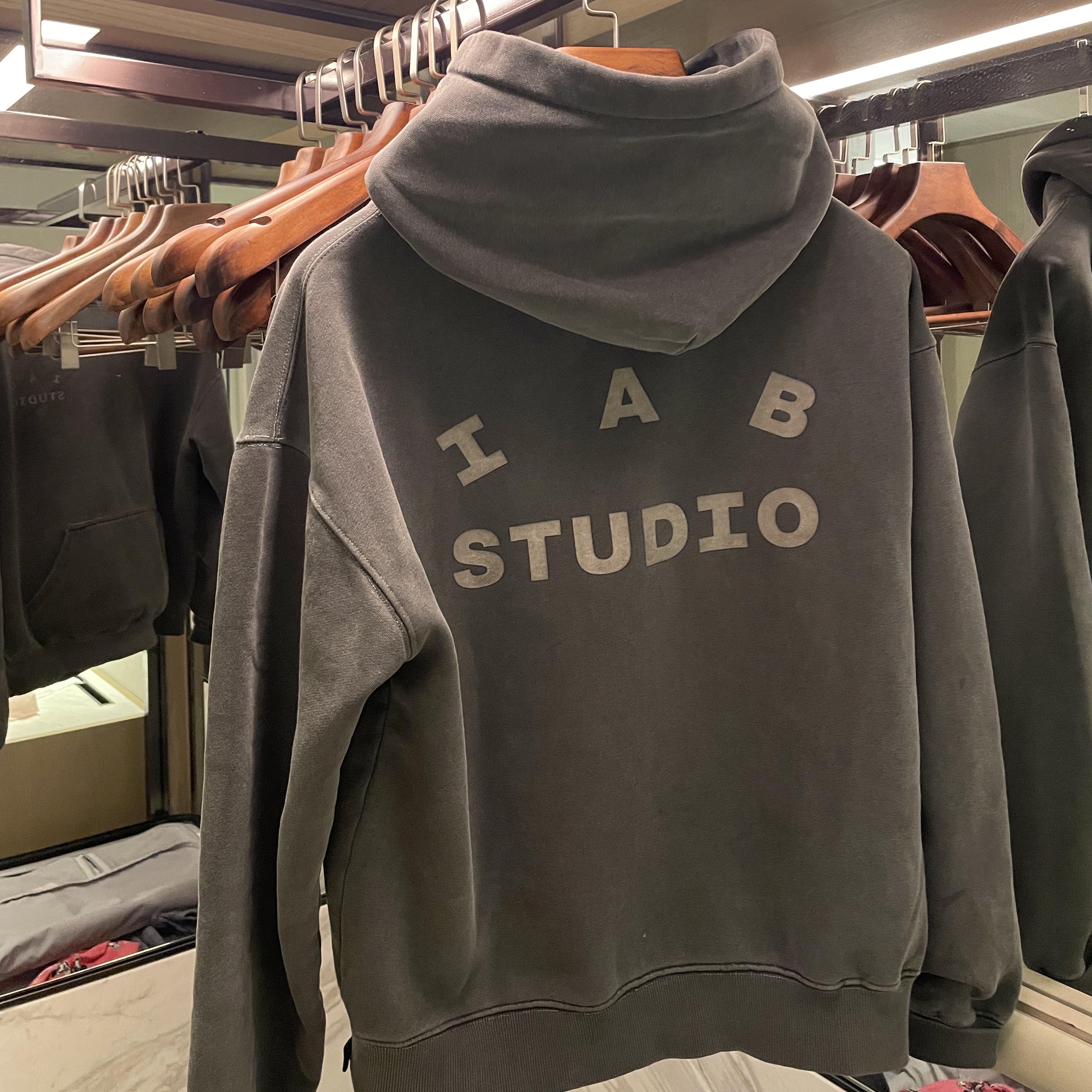 IAB Studio Pigment Hoodie & Sack Black 착용 스타일