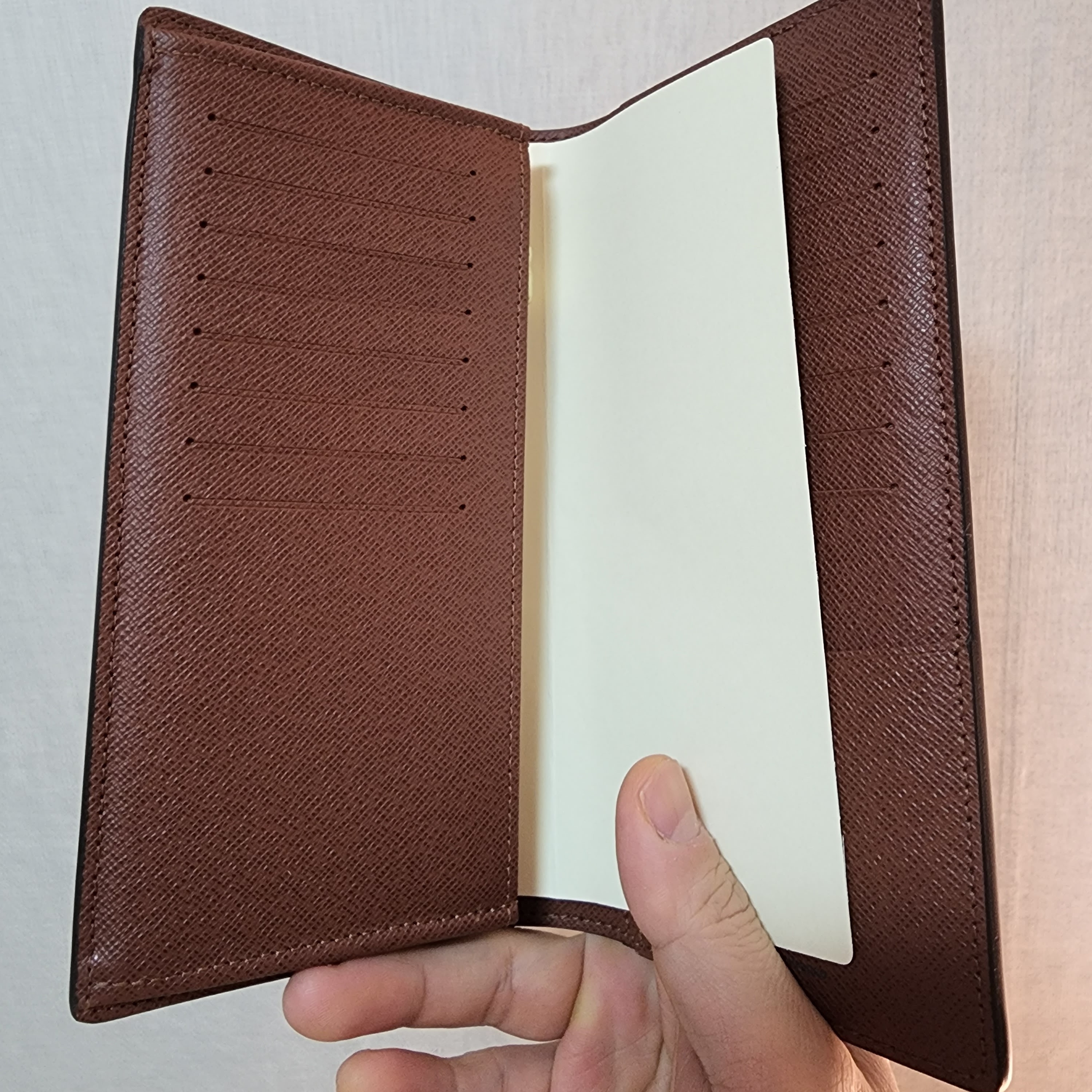 Louis Vuitton Brazza Wallet Monogram 착용 스타일 - 3