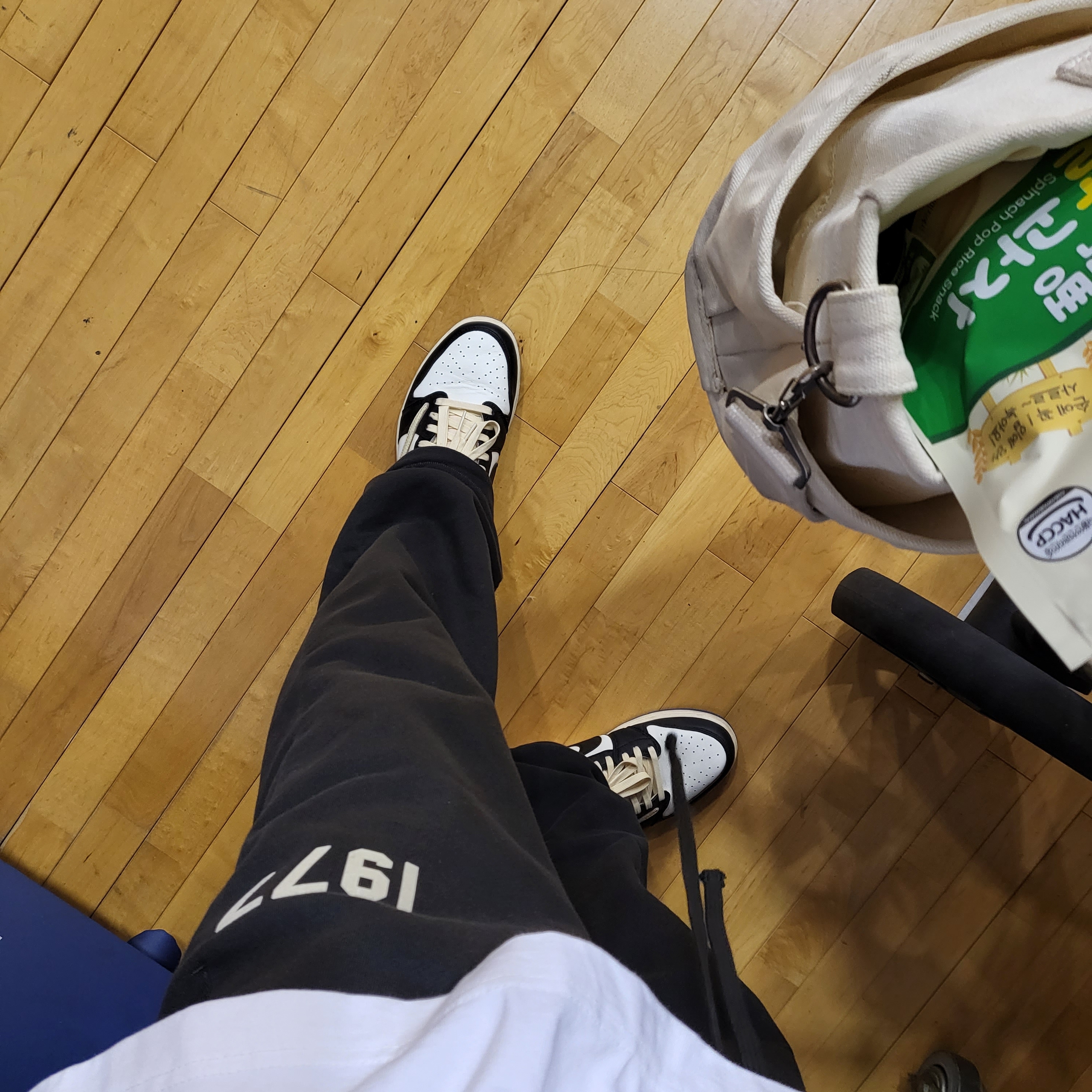 Essentials The Core Collection Hoodie Dark Oatmeal, Jordan 1 x Travis Scott x Fragment Retro Low OG SP Military Blue 착용 스타일 - 2