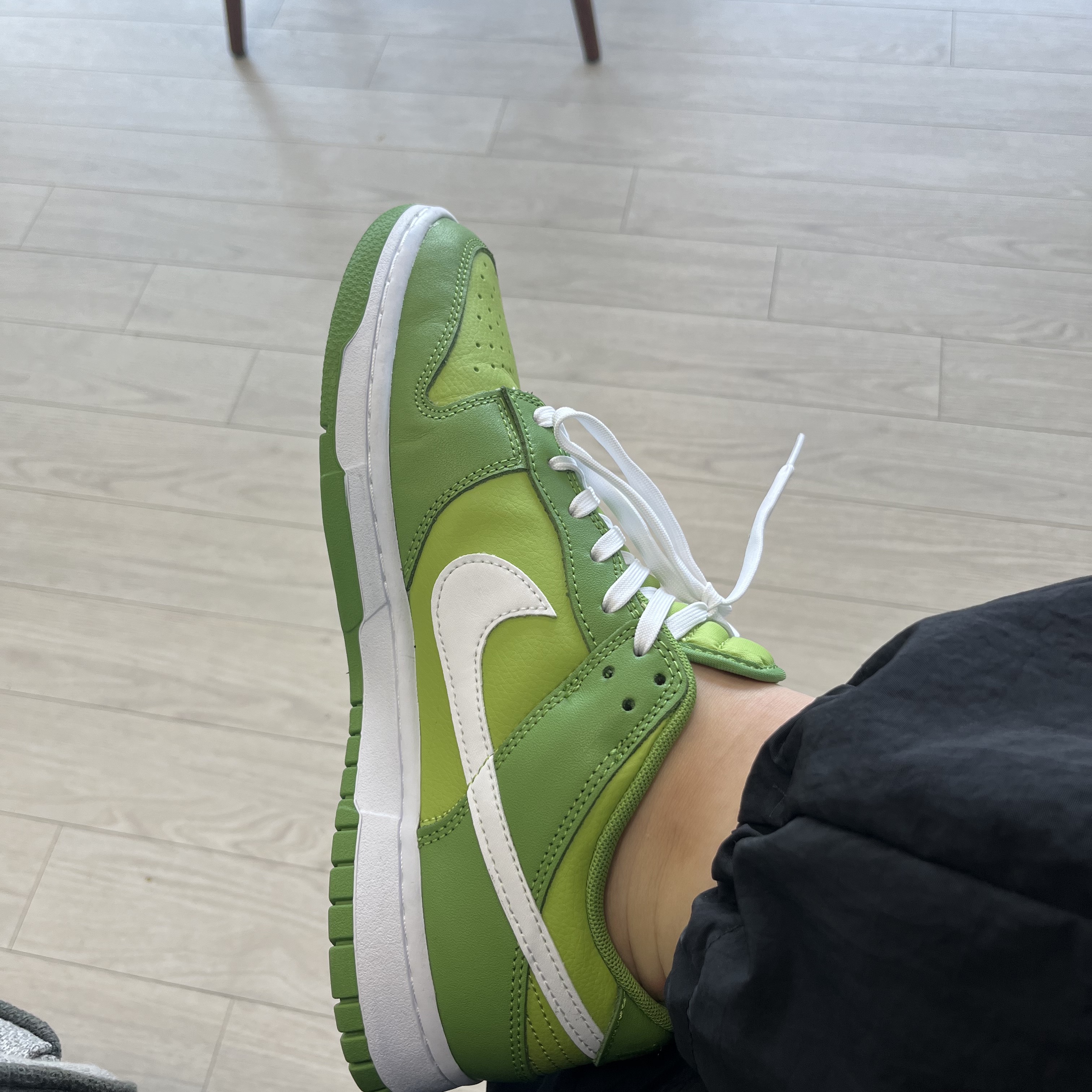 Nike Dunk Low Retro Vivid Green 착용 스타일 - 3
