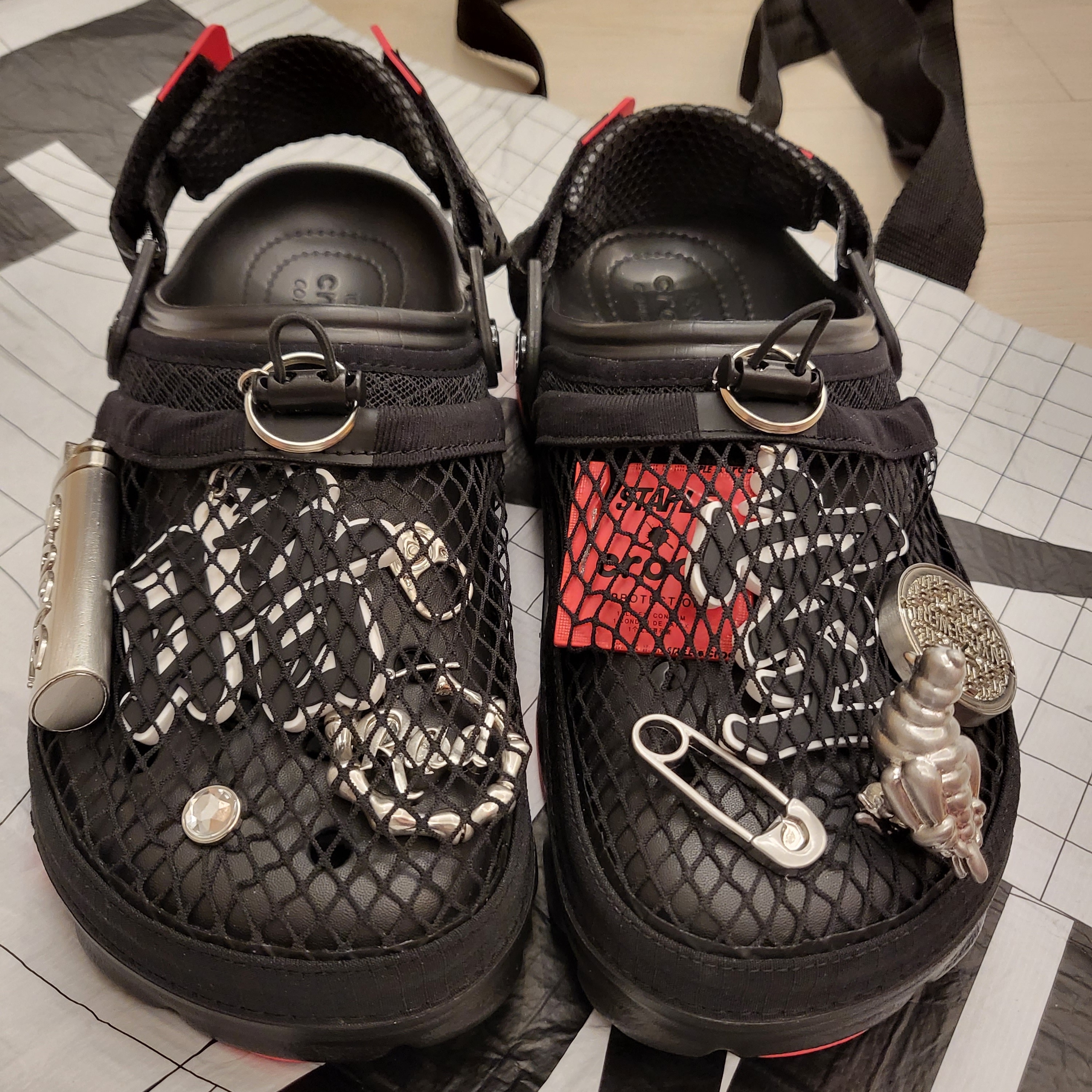 Crocs x Staple Classic All Terrain Clog Black 착용 스타일 - 2
