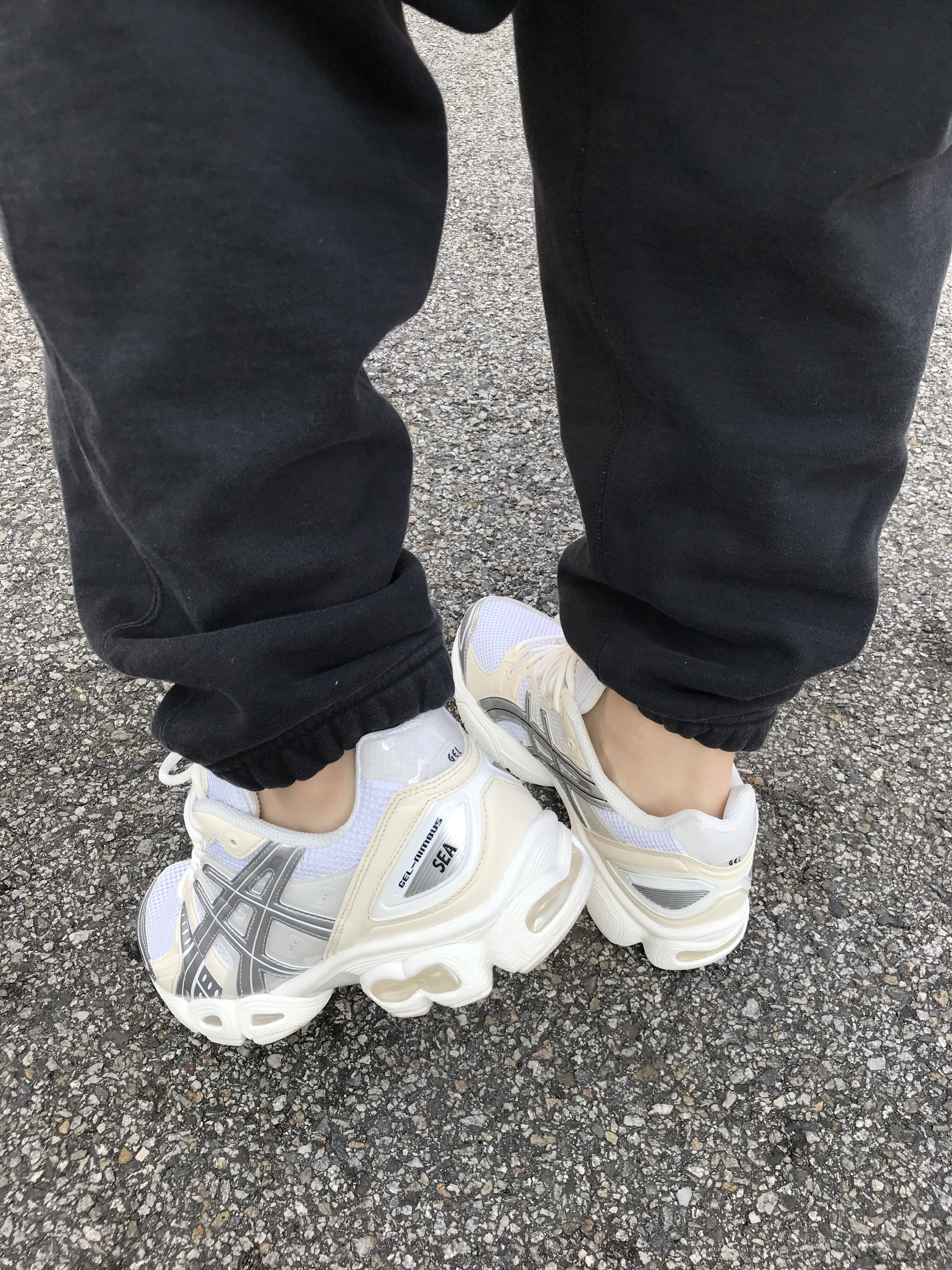 Asics x Wind and Sea Gel-Nimbus 9 White Pure Silver, Asics x JJJJound Gel-Kayano 14 Silver White 착용 스타일 - 2