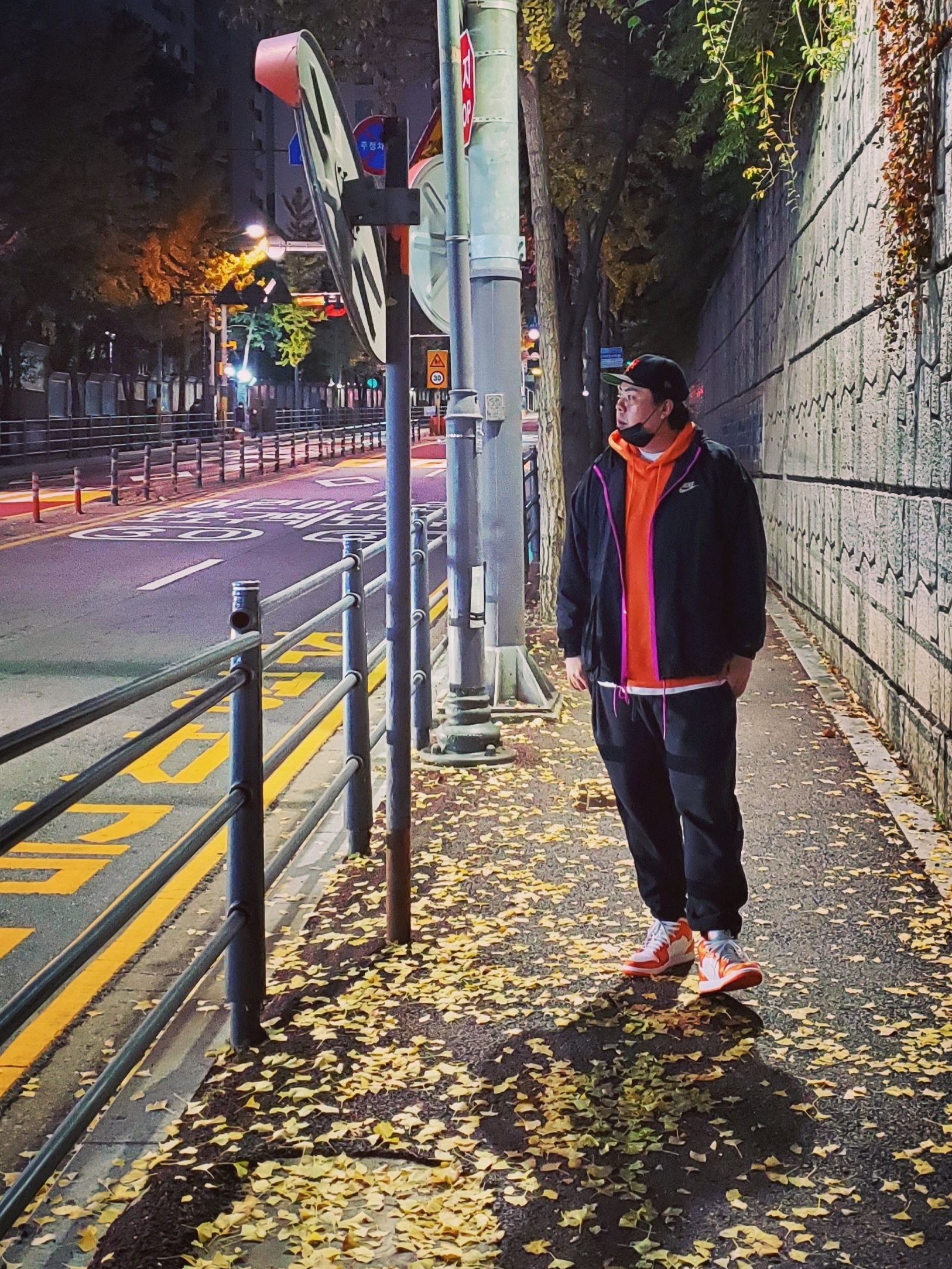 Jordan 1 Mid SE Electro Orange 착용 스타일