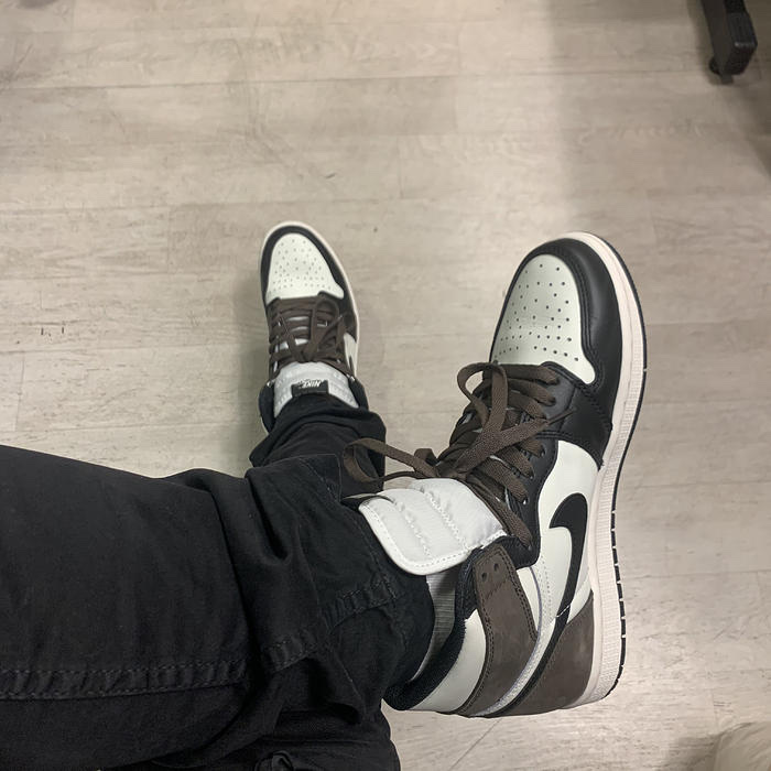 Jordan 1 Retro High OG Black Mocha 착용 스타일