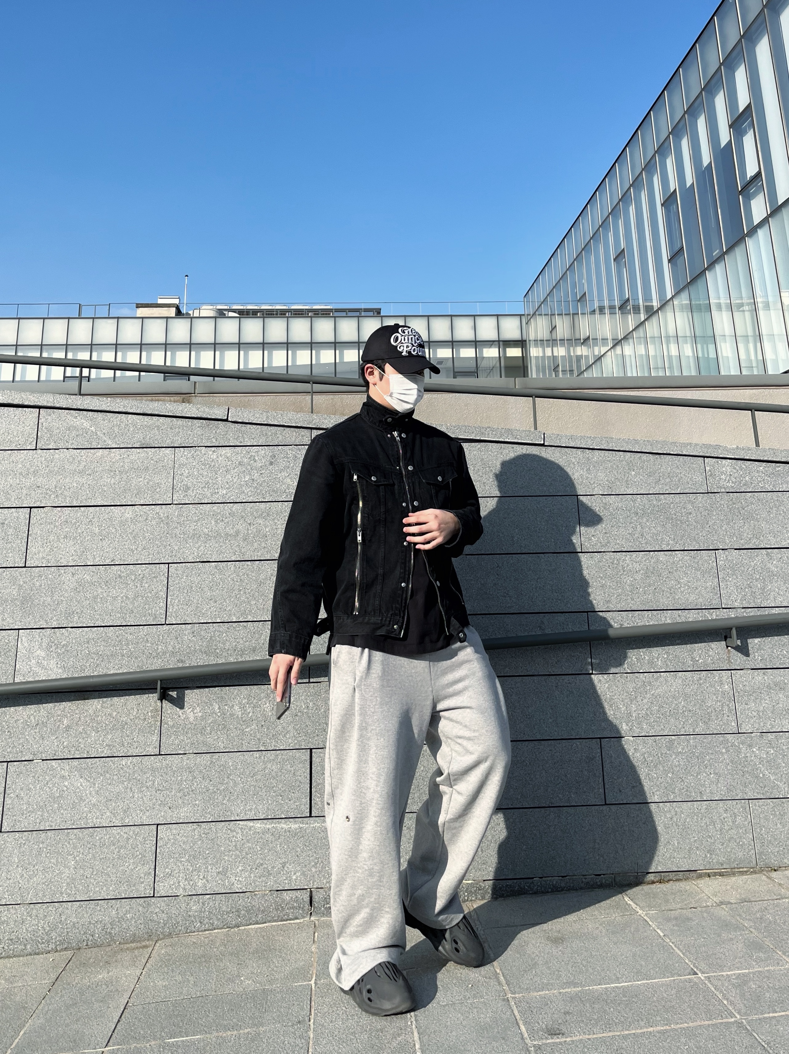 Adidas Yeezy Foam RNNR Onyx 착용 스타일 - 3