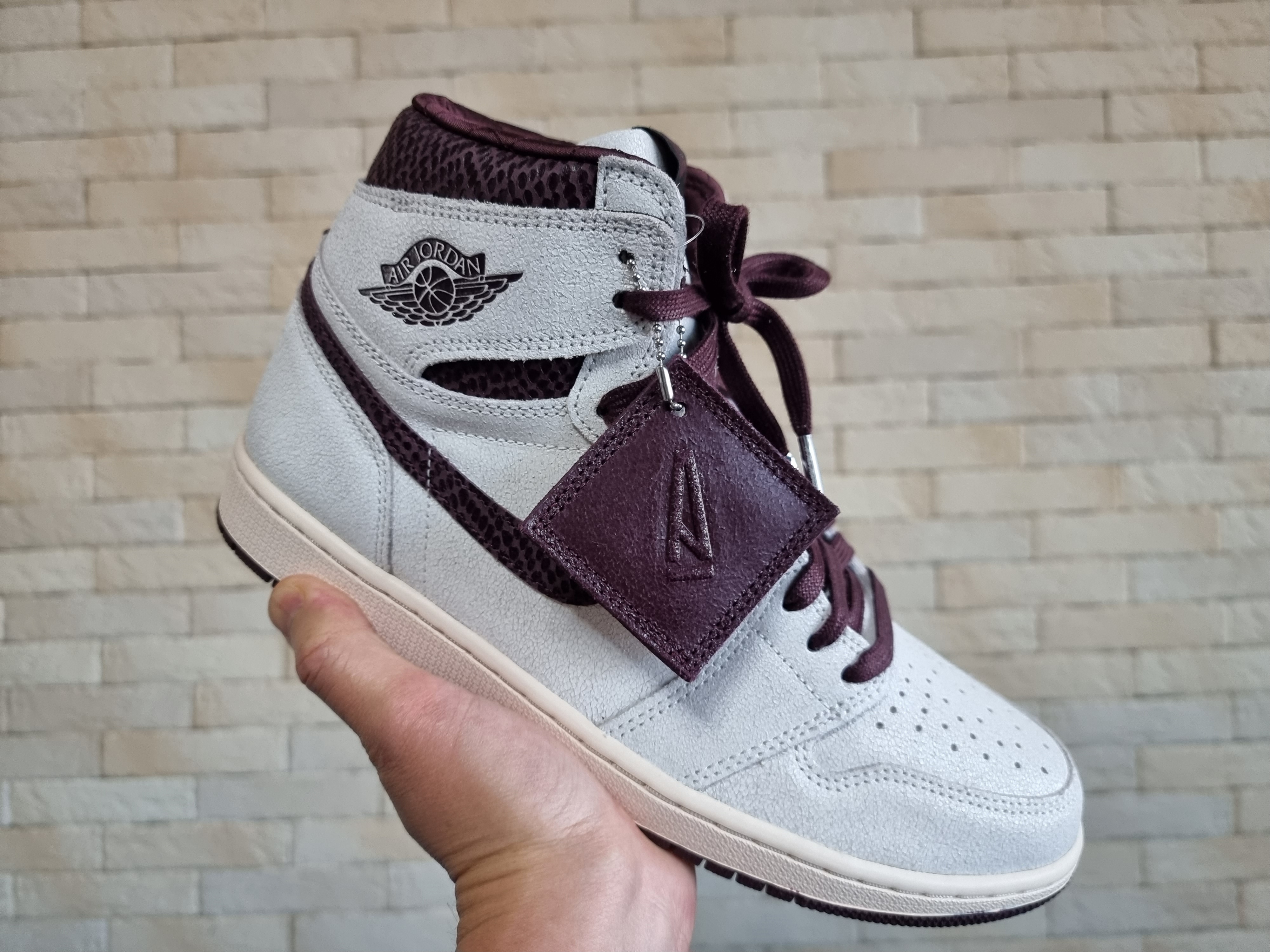 Jordan 1 x A Ma Maniere Retro High OG SP Sail and Burgundy 착용 스타일 - 4