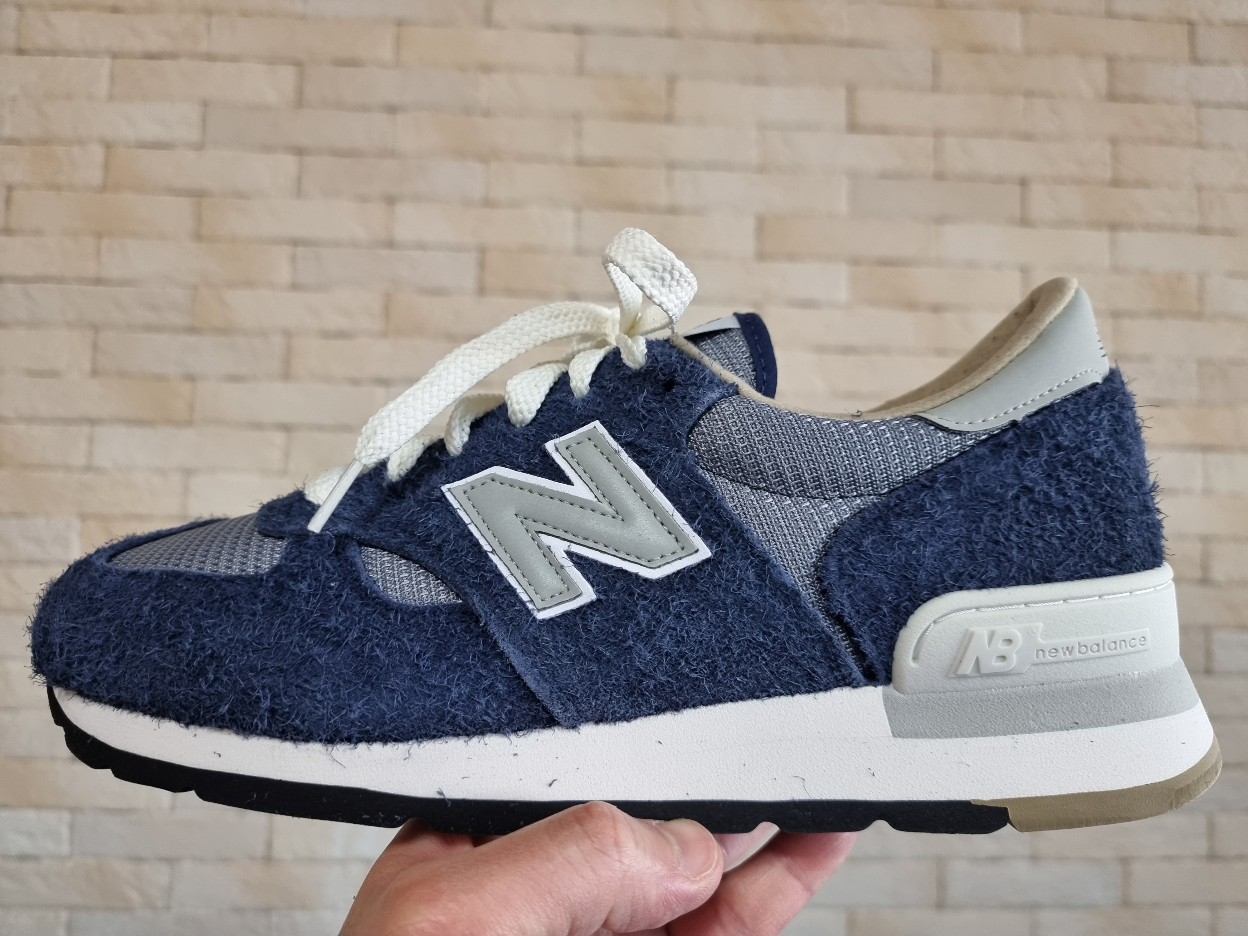 New Balance x Carhartt WIP 990v1 Made in USA Sculpture Center 착용 스타일 - 3