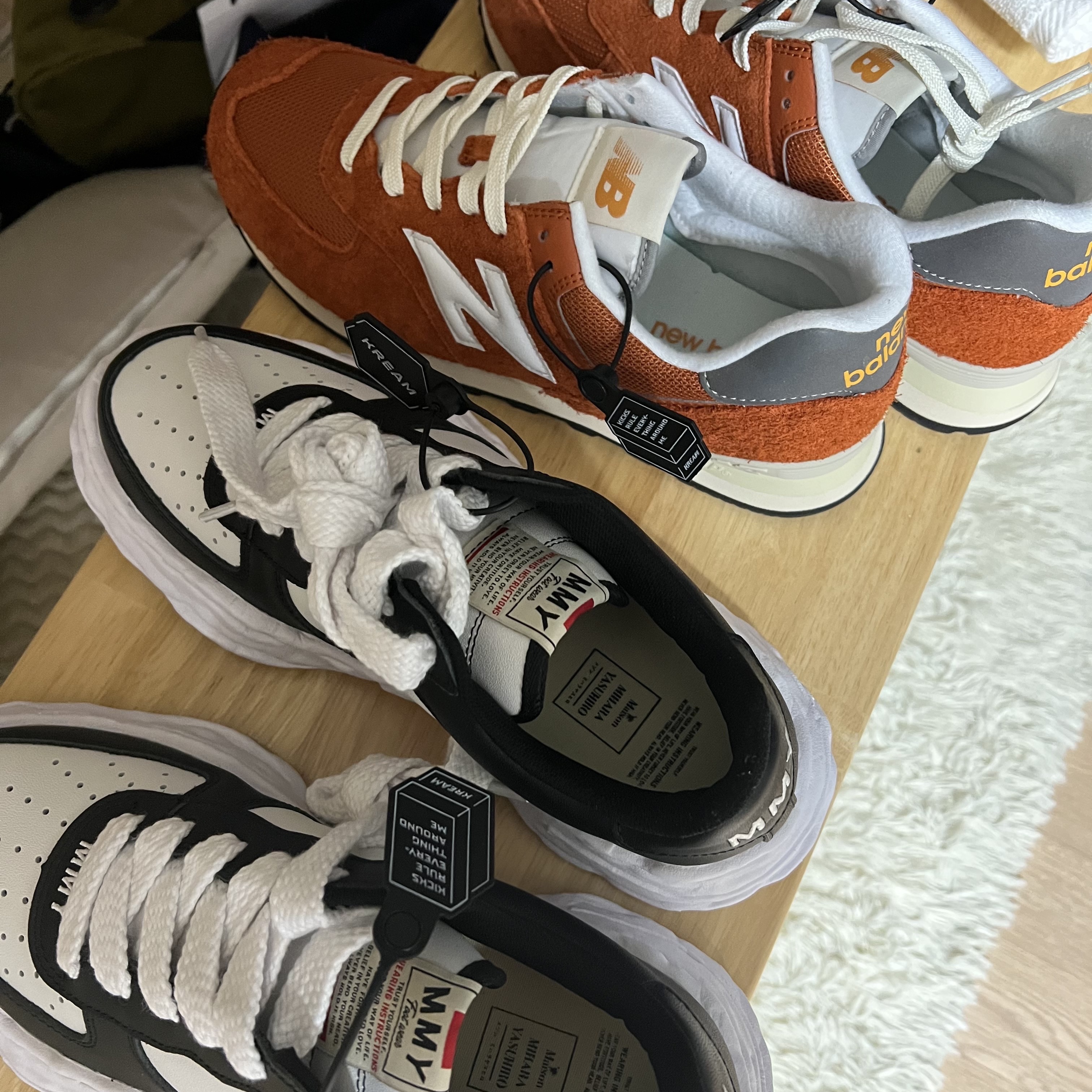 Maison Mihara Yasuhiro Wayne OG Sole Leather Low-top Sneakers Black White, New Balance 574 Heritage Orange Burst White 착용 스타일