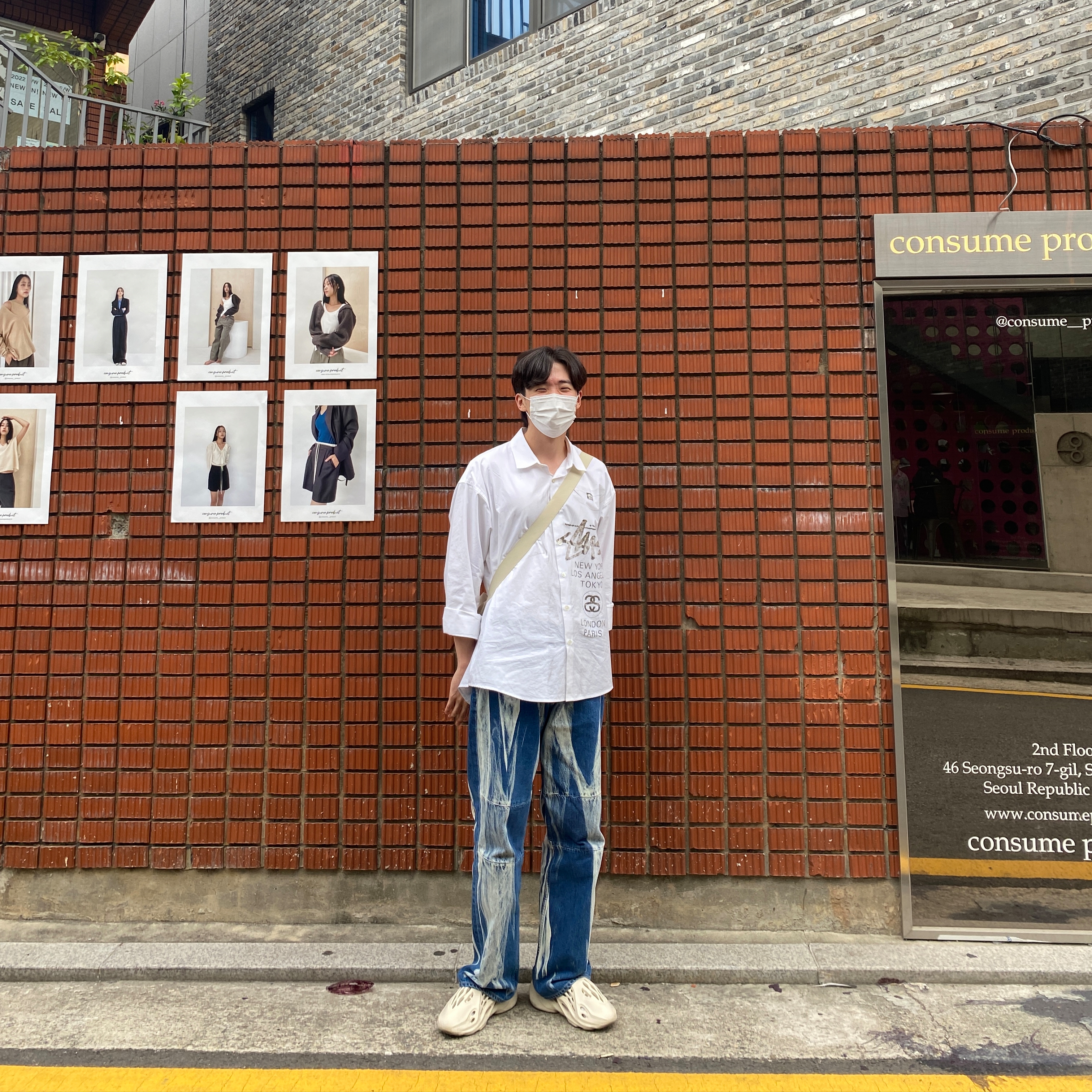 Stussy World Tour Shirt White, Our Legacy Extended Third Cut Glass Bleach Denim 착용 스타일