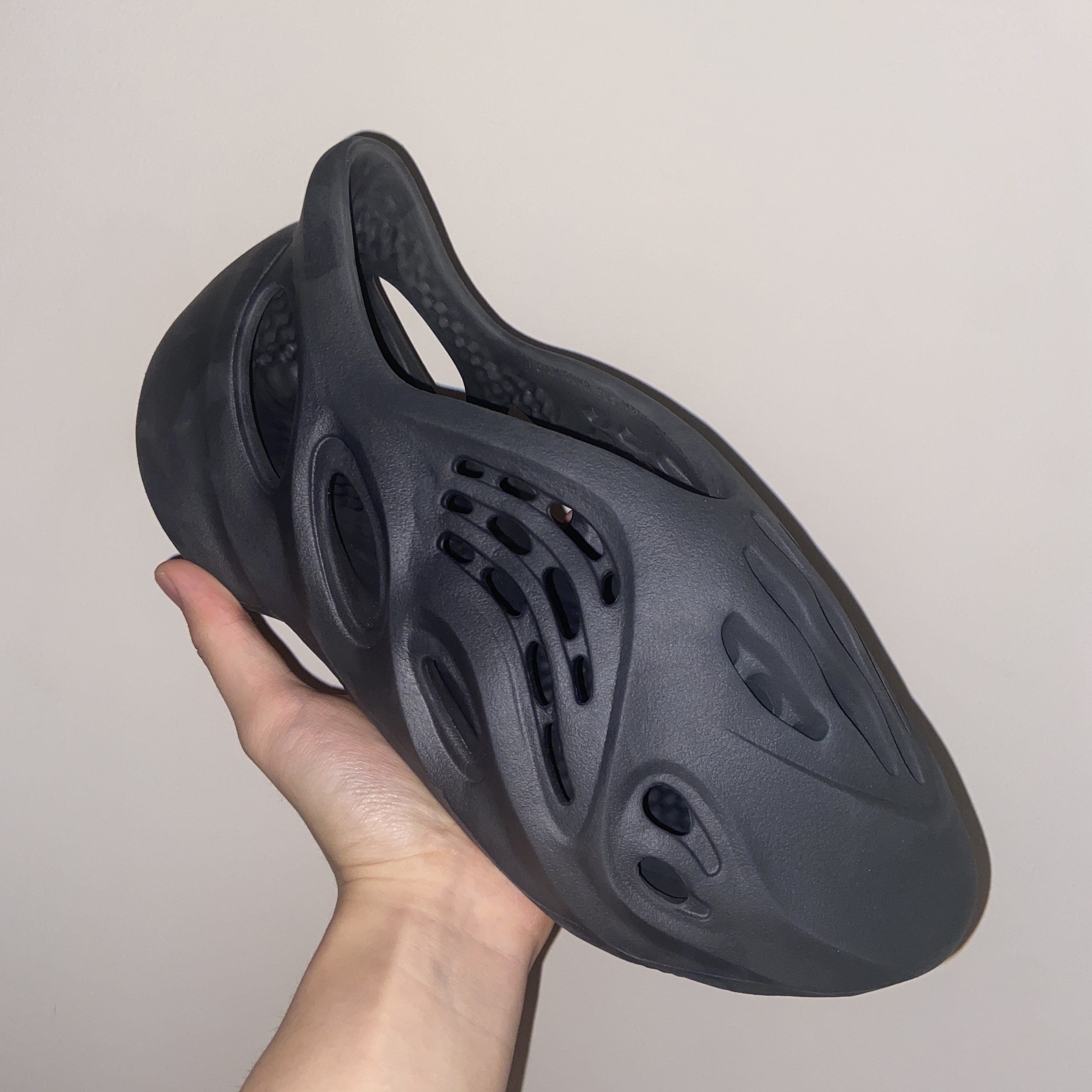 Adidas Yeezy Foam RNNR Onyx 착용 스타일