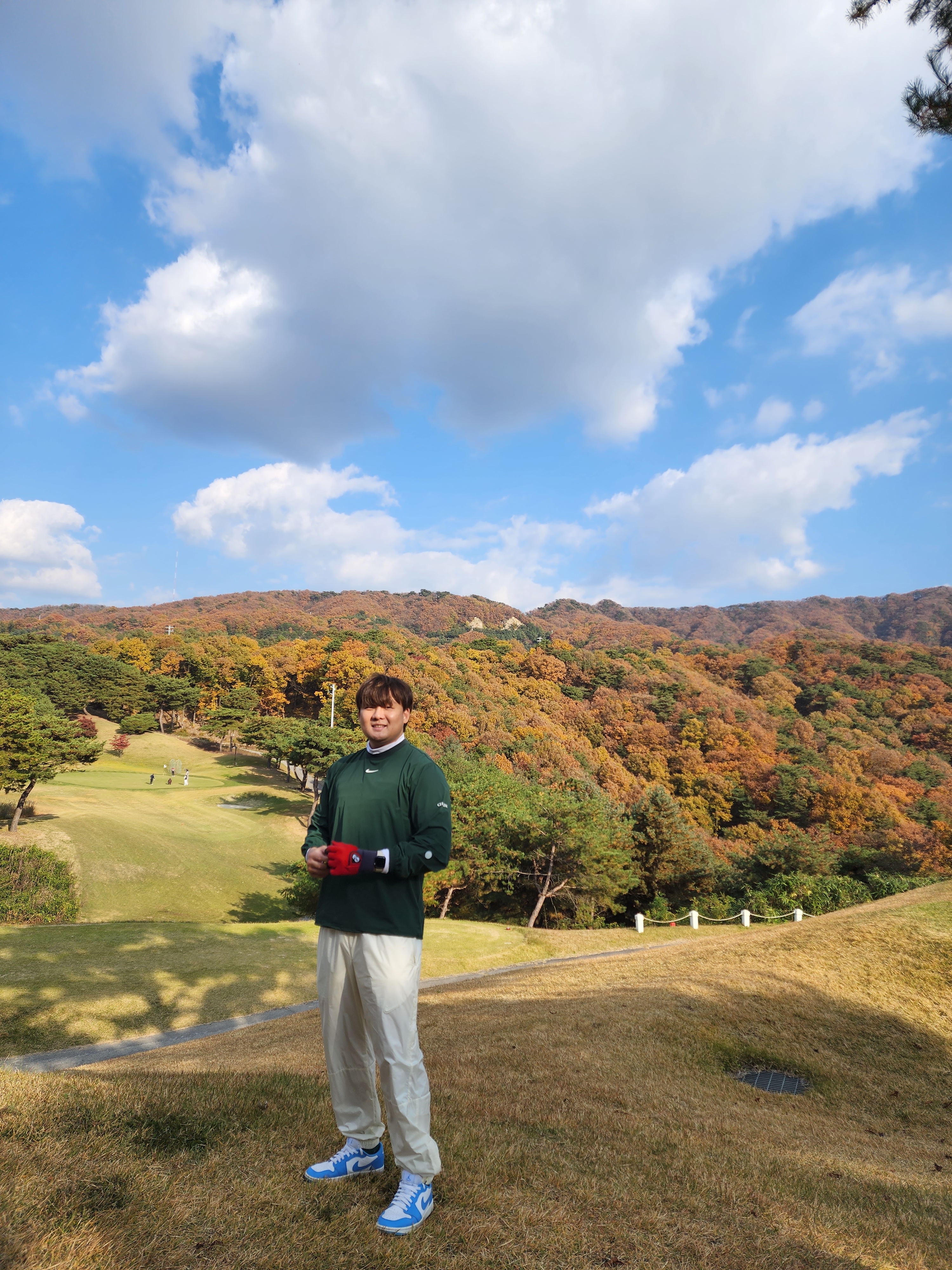 Nike x Drake Nocta Golf Crewneck Top Green - US/EU, Nike x Drake Nocta Golf Pants Sail - US/EU 착용 스타일 - 1
