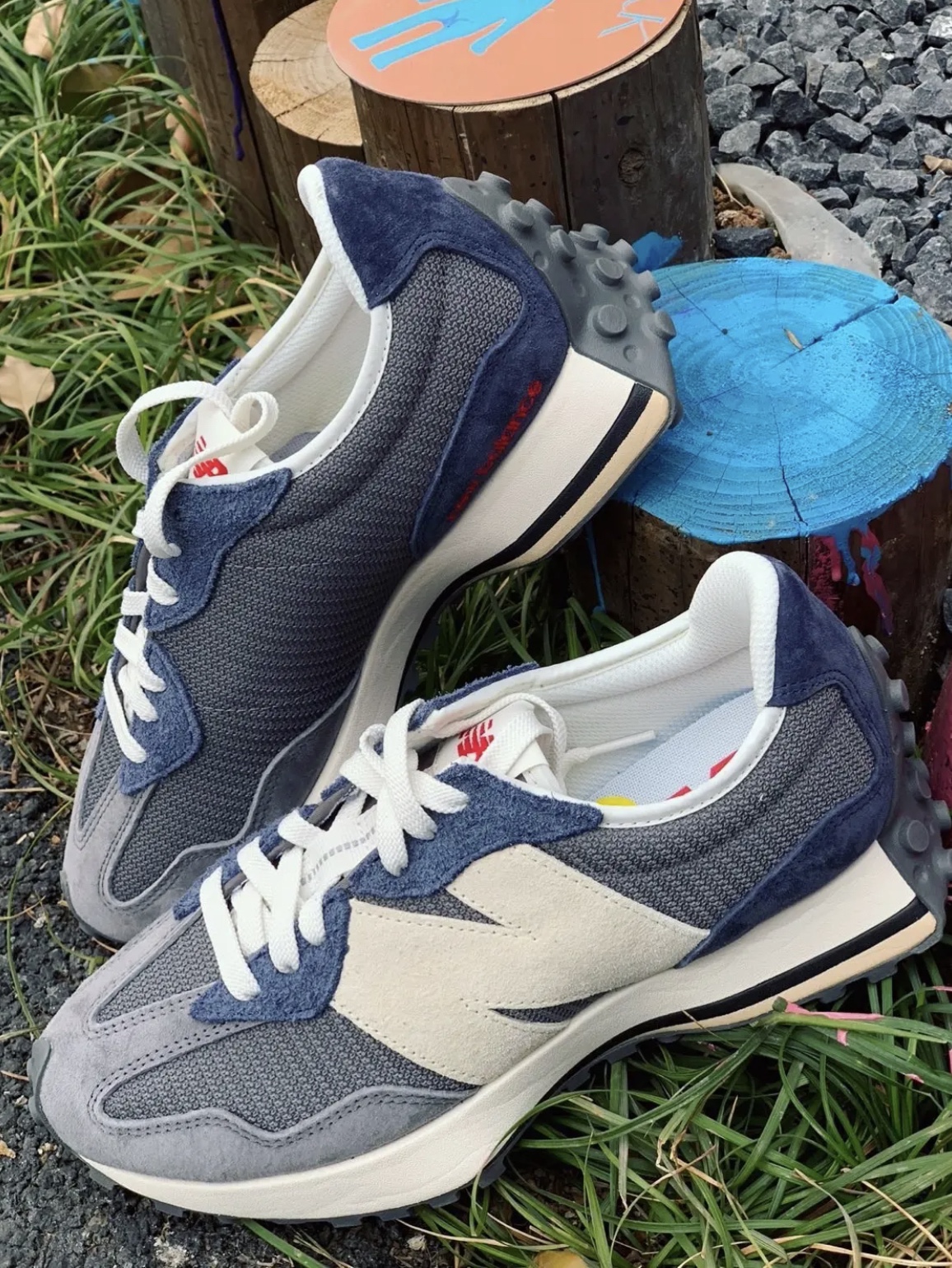New Balance 327 Castlerock Navy 착용 스타일