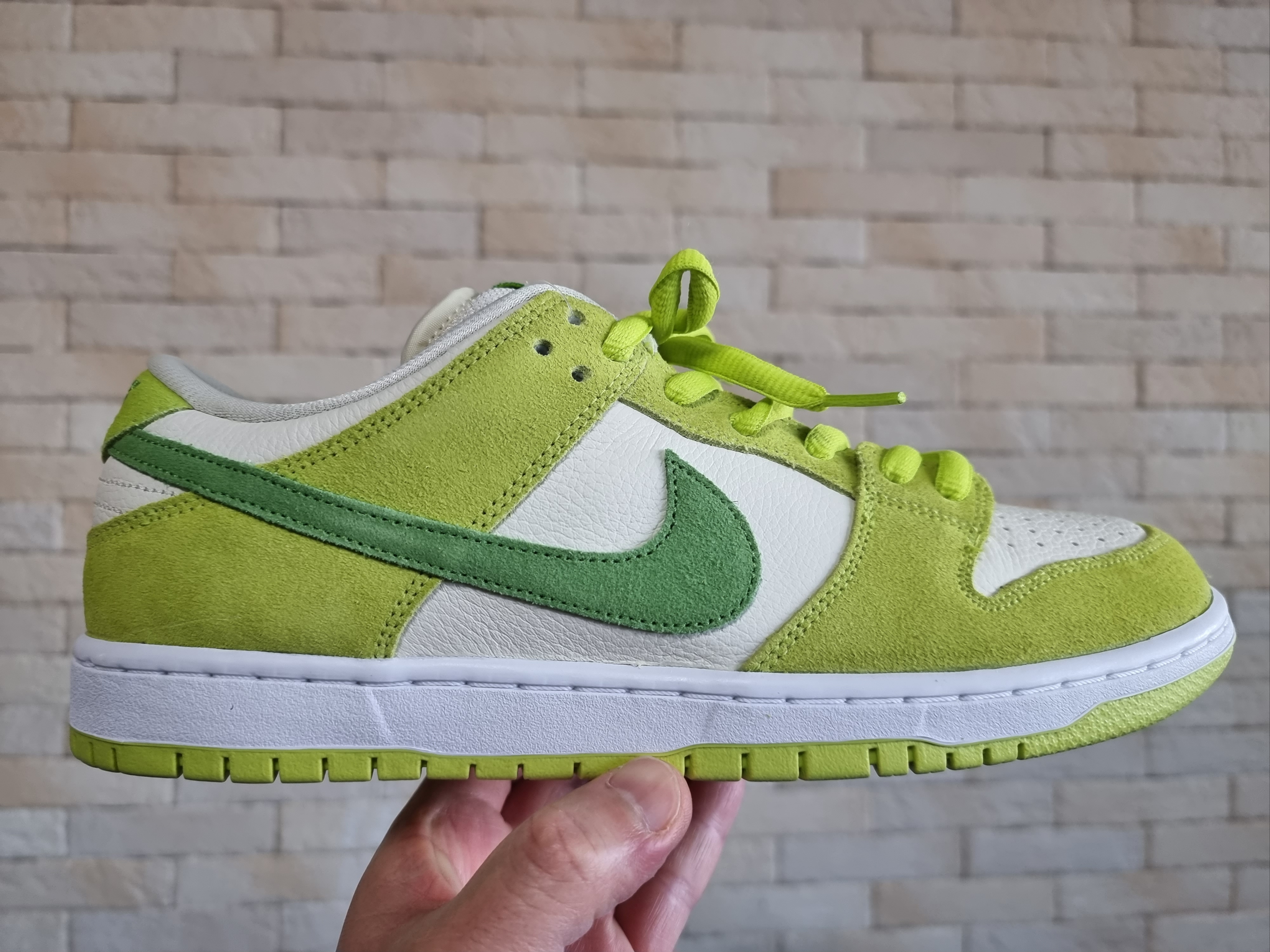 Nike SB Dunk Low Pro Sour Apple 착용 스타일 - 2