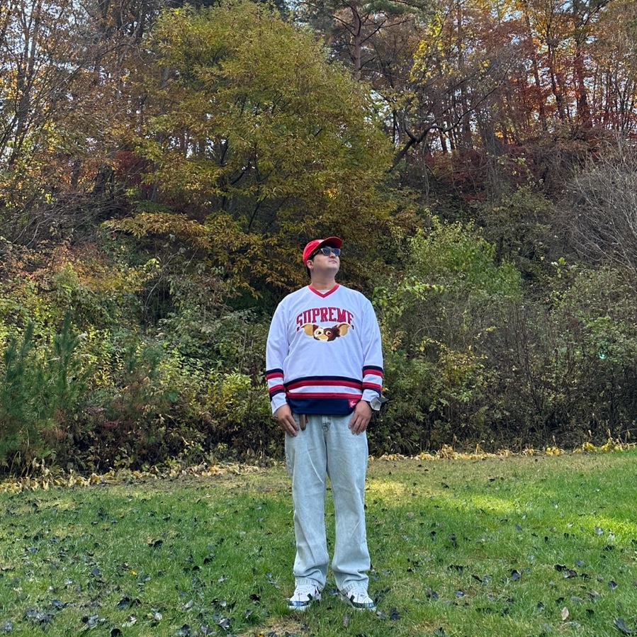 Nike Air Force 1 Mid QS University Red and Midnight Navy, Supreme Gremlins Hockey Jersey White - 22FW 착용 스타일 - 1