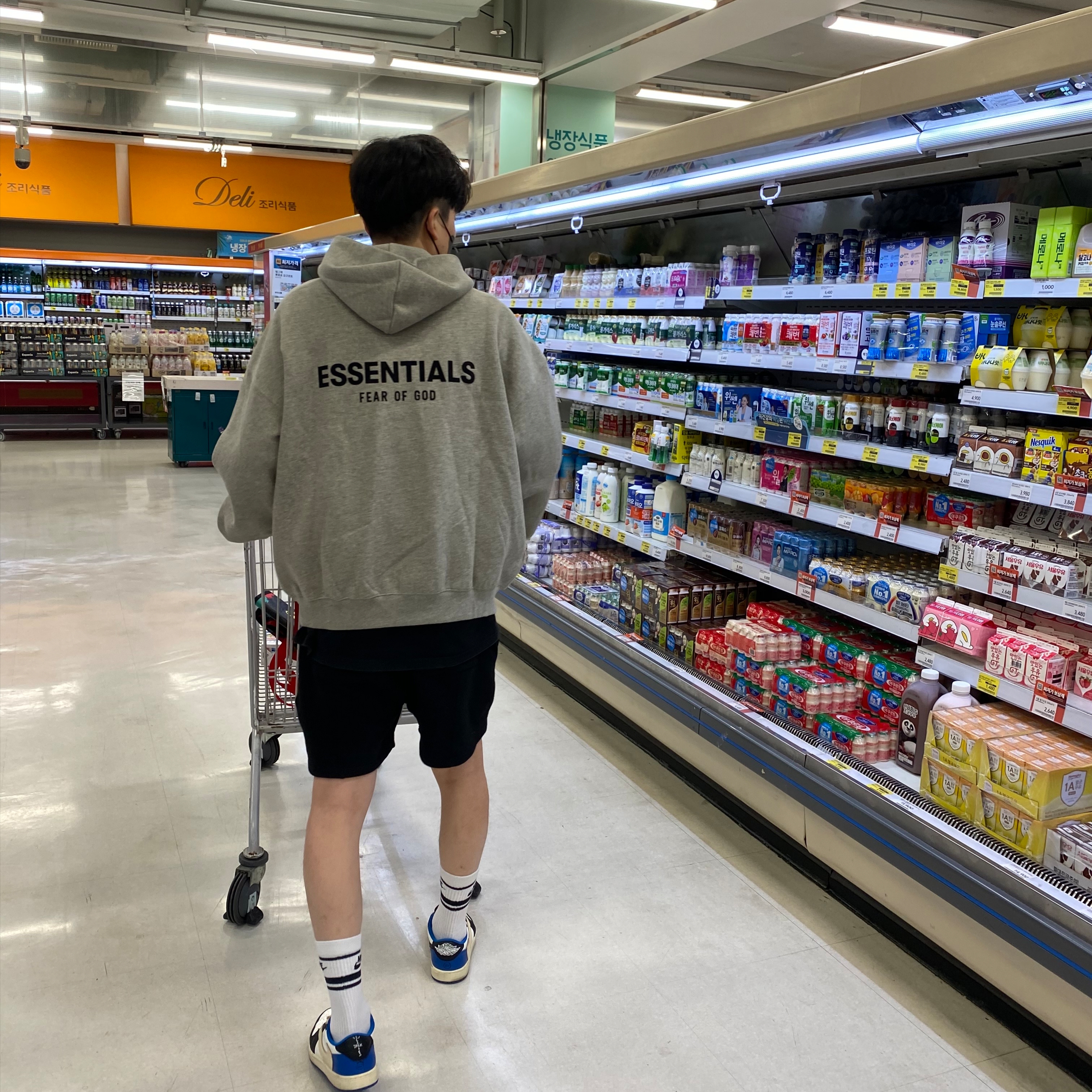 Essentials The Core Collection Hoodie Dark Oatmeal, Jordan 1 x Travis Scott x Fragment Retro Low OG SP Military Blue 착용 스타일 - 1