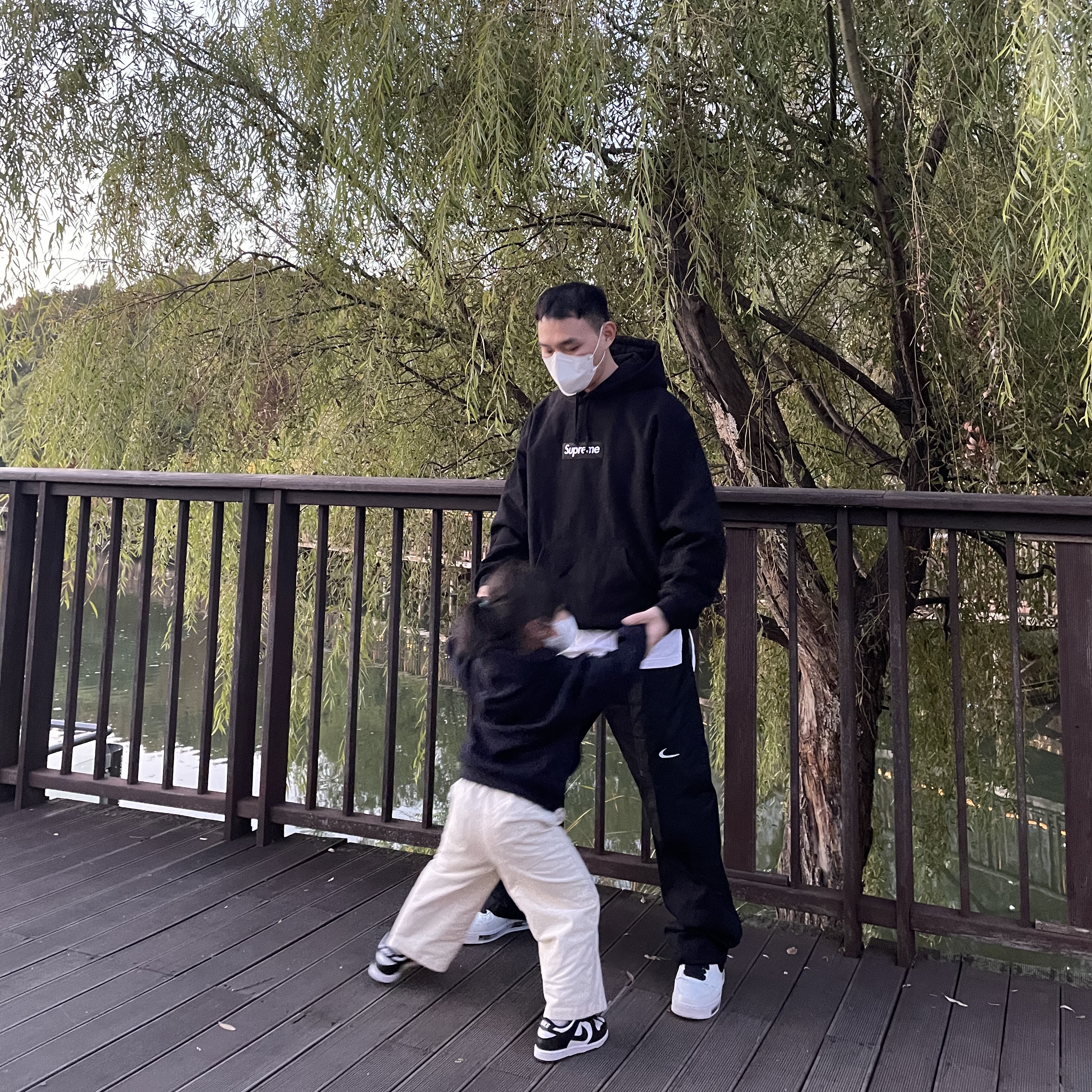 Supreme Box Logo Hooded Sweatshirt Black - 21FW, Nike x Peaceminusone Air Force 1 Low Para-Noise 2.0 착용 스타일