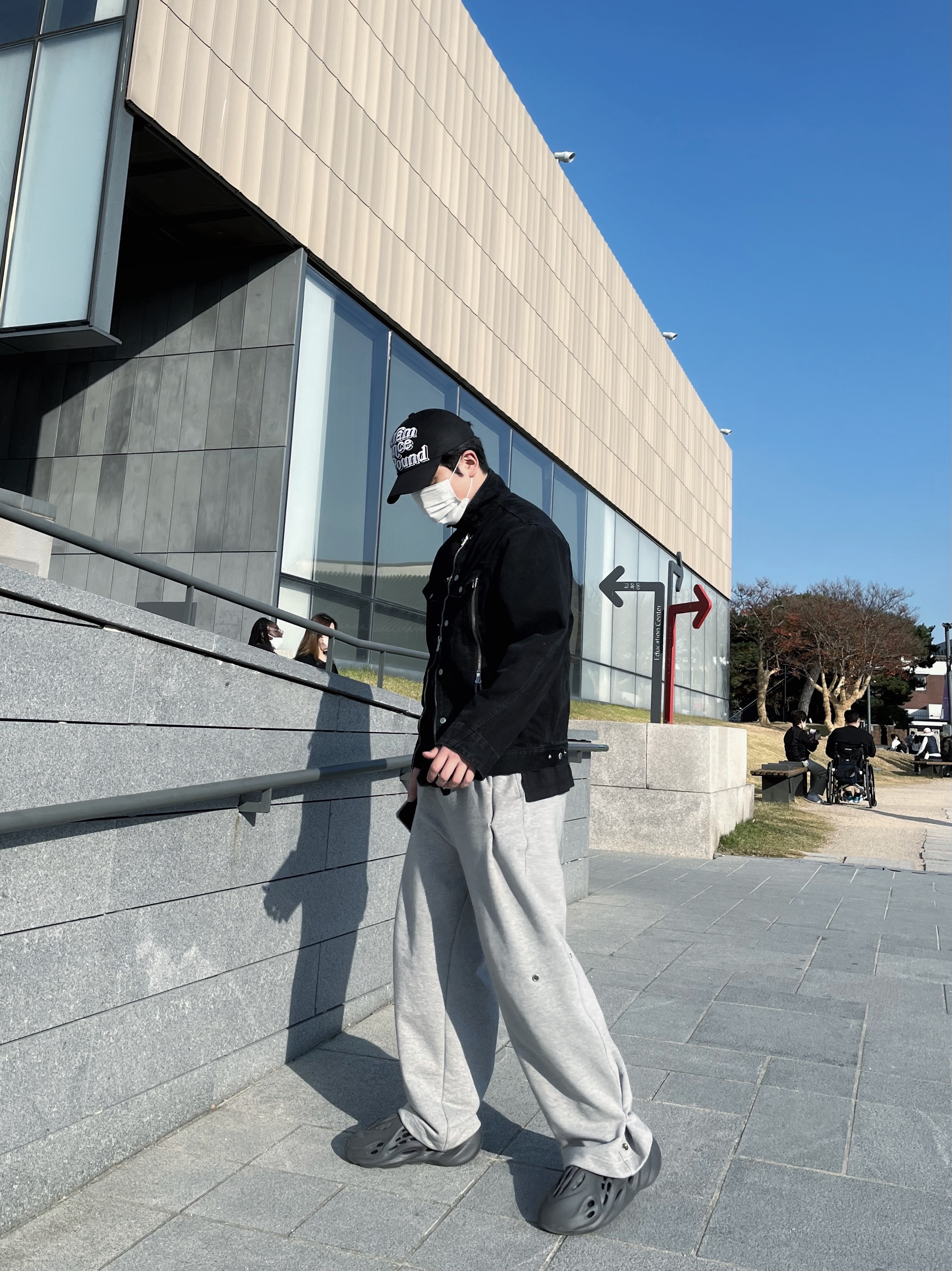 Adidas Yeezy Foam RNNR Onyx 착용 스타일 - 2