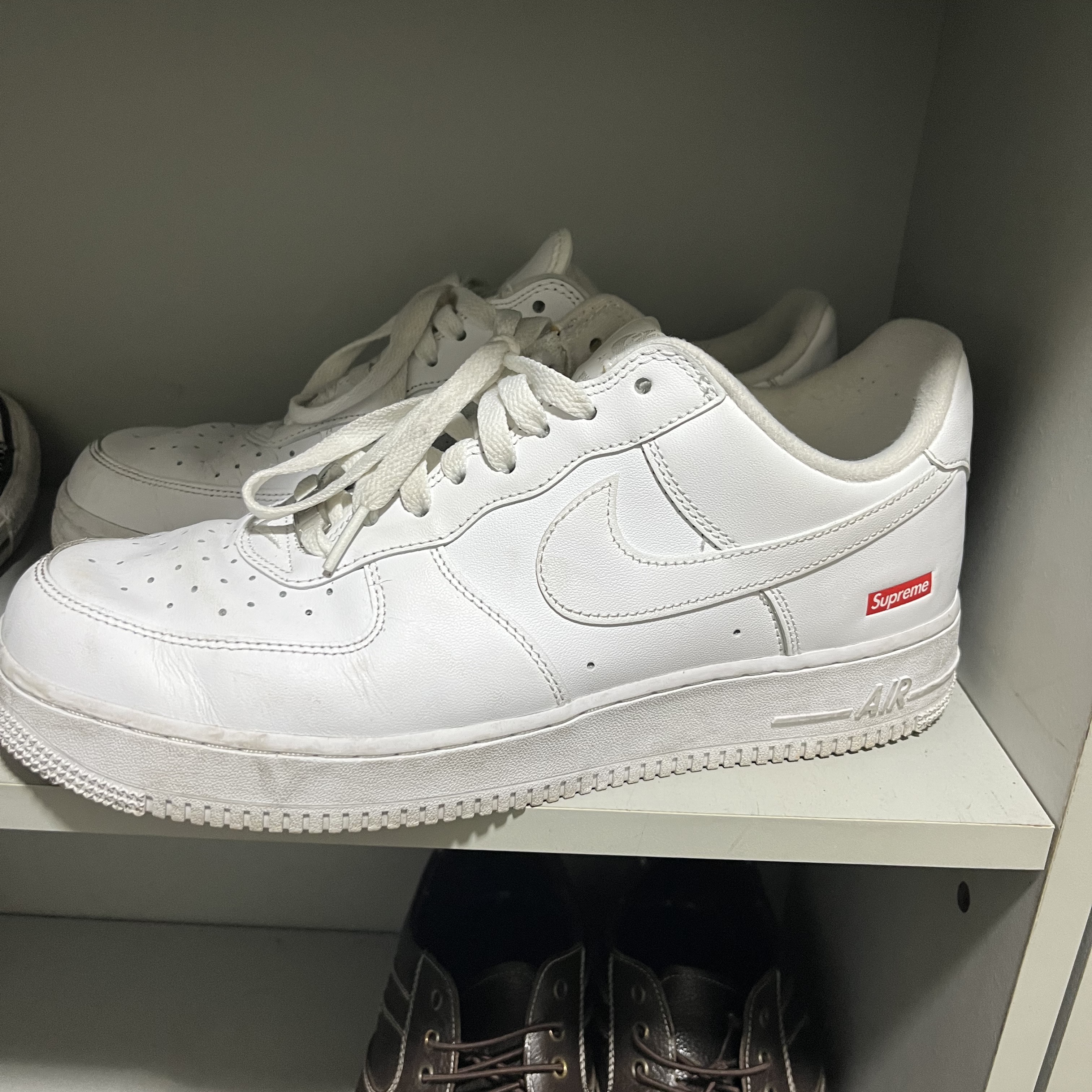 Nike x Supreme Air Force 1 Low White 착용 스타일 - 1