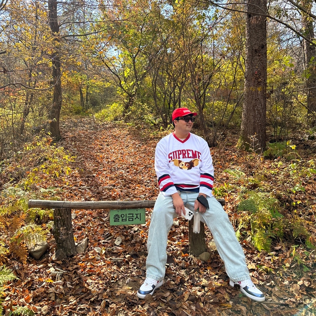 Nike Air Force 1 Mid QS University Red and Midnight Navy, Supreme Gremlins Hockey Jersey White - 22FW 착용 스타일 - 3