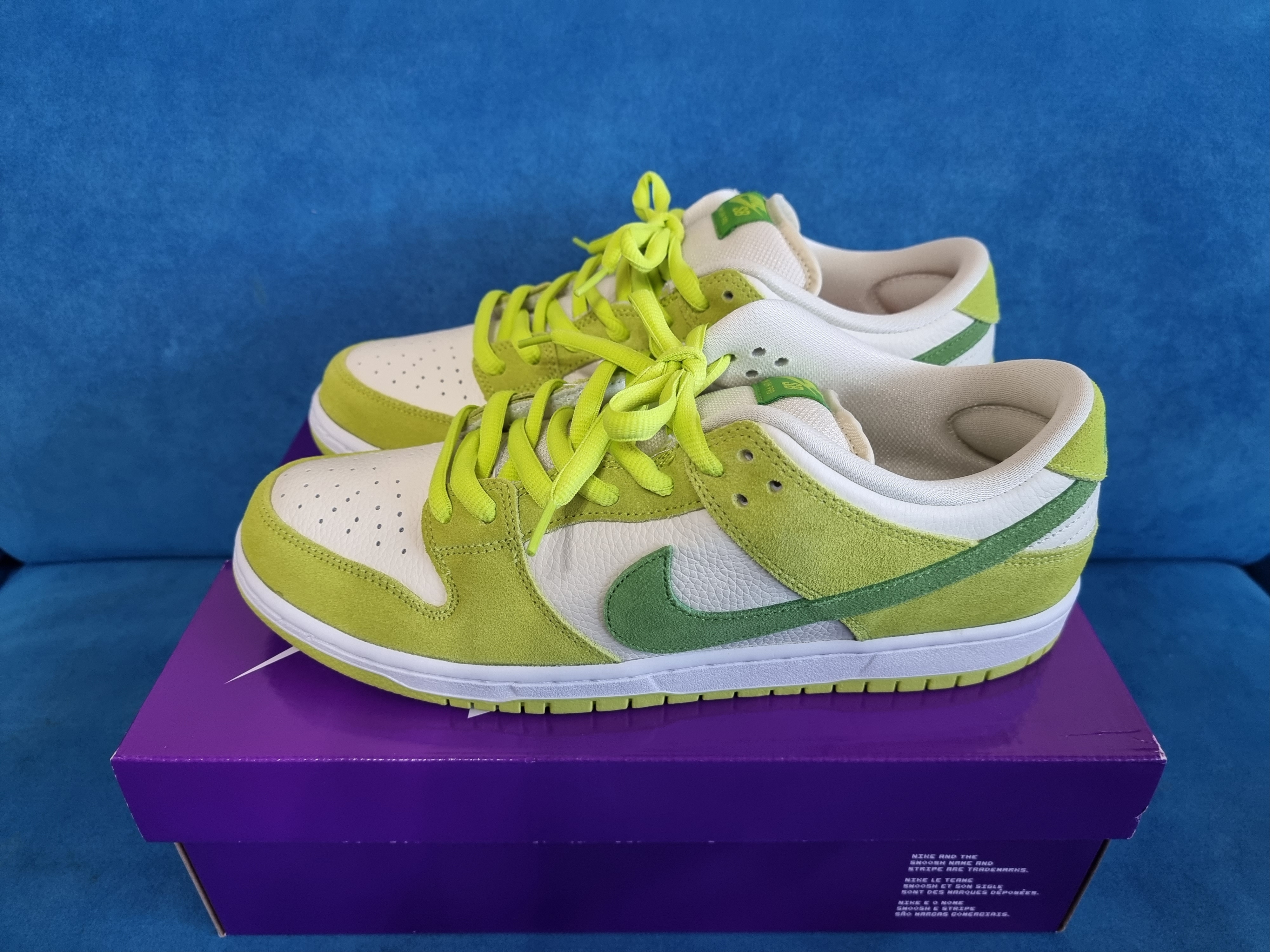 Nike SB Dunk Low Pro Sour Apple 착용 스타일 - 1