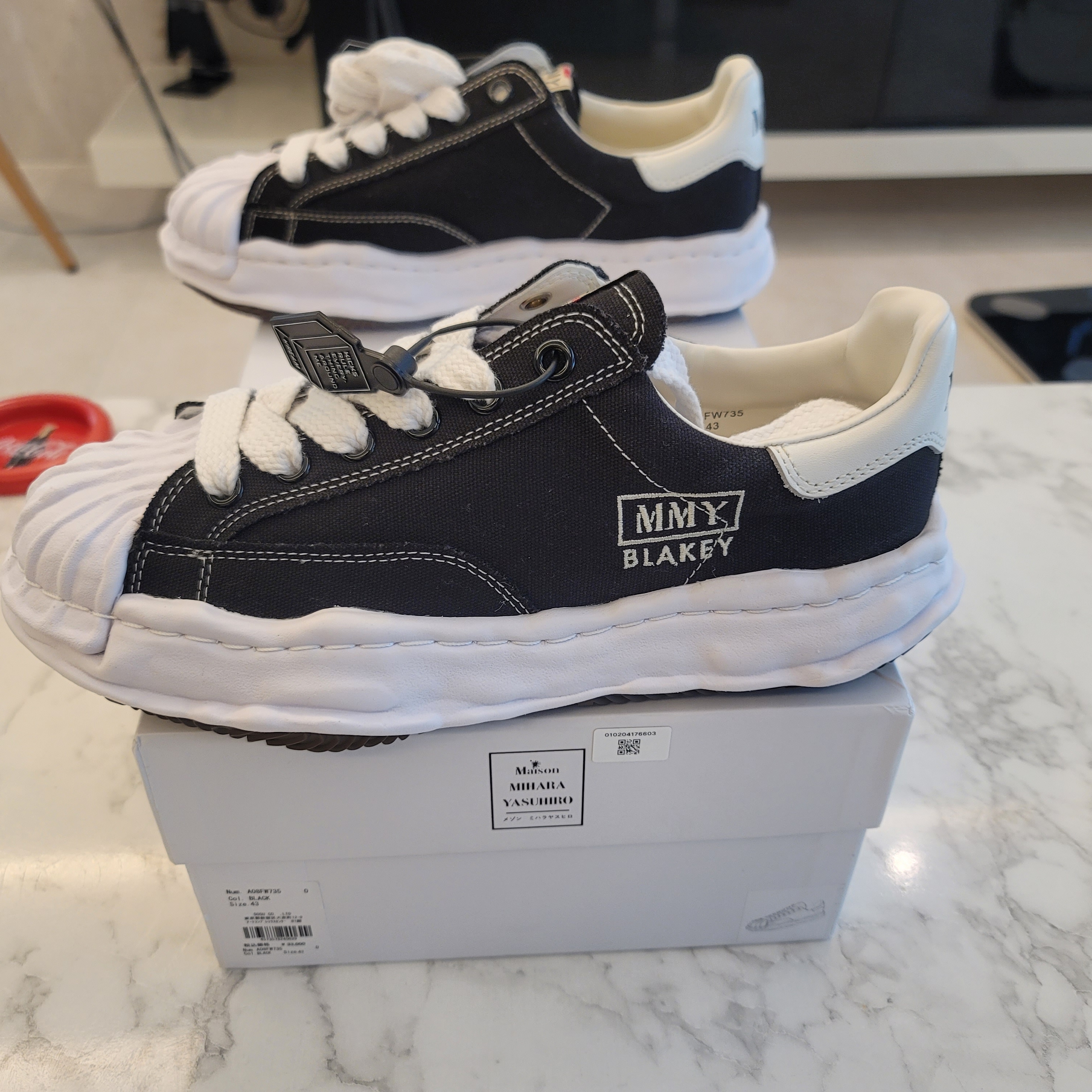 Maison Mihara Yasuhiro Blakey OG Sole Canvas Low-top Sneakers Black White 착용 스타일 - 1